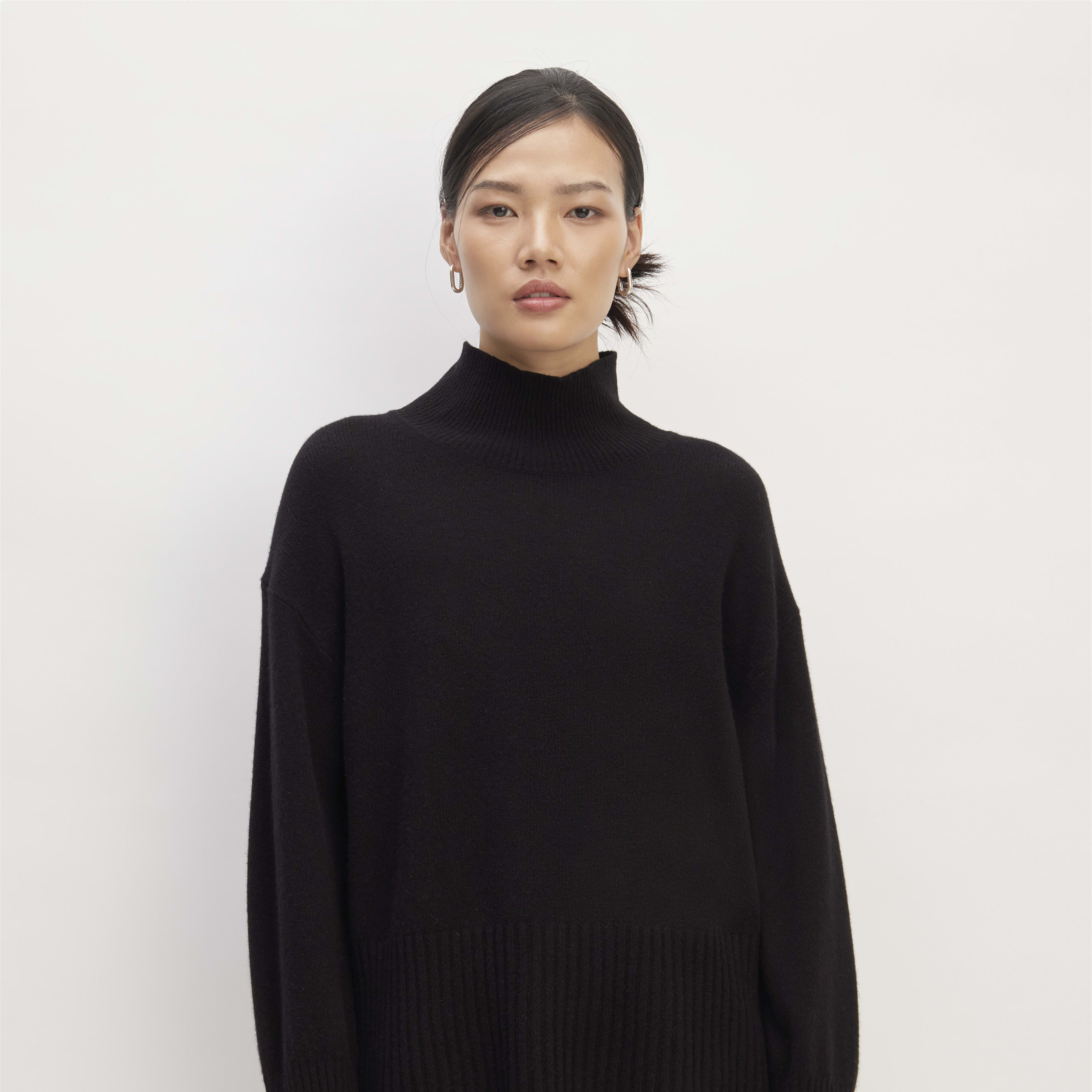 women's cashmere oversized turtleneck sweater by everlane in black, size xxs