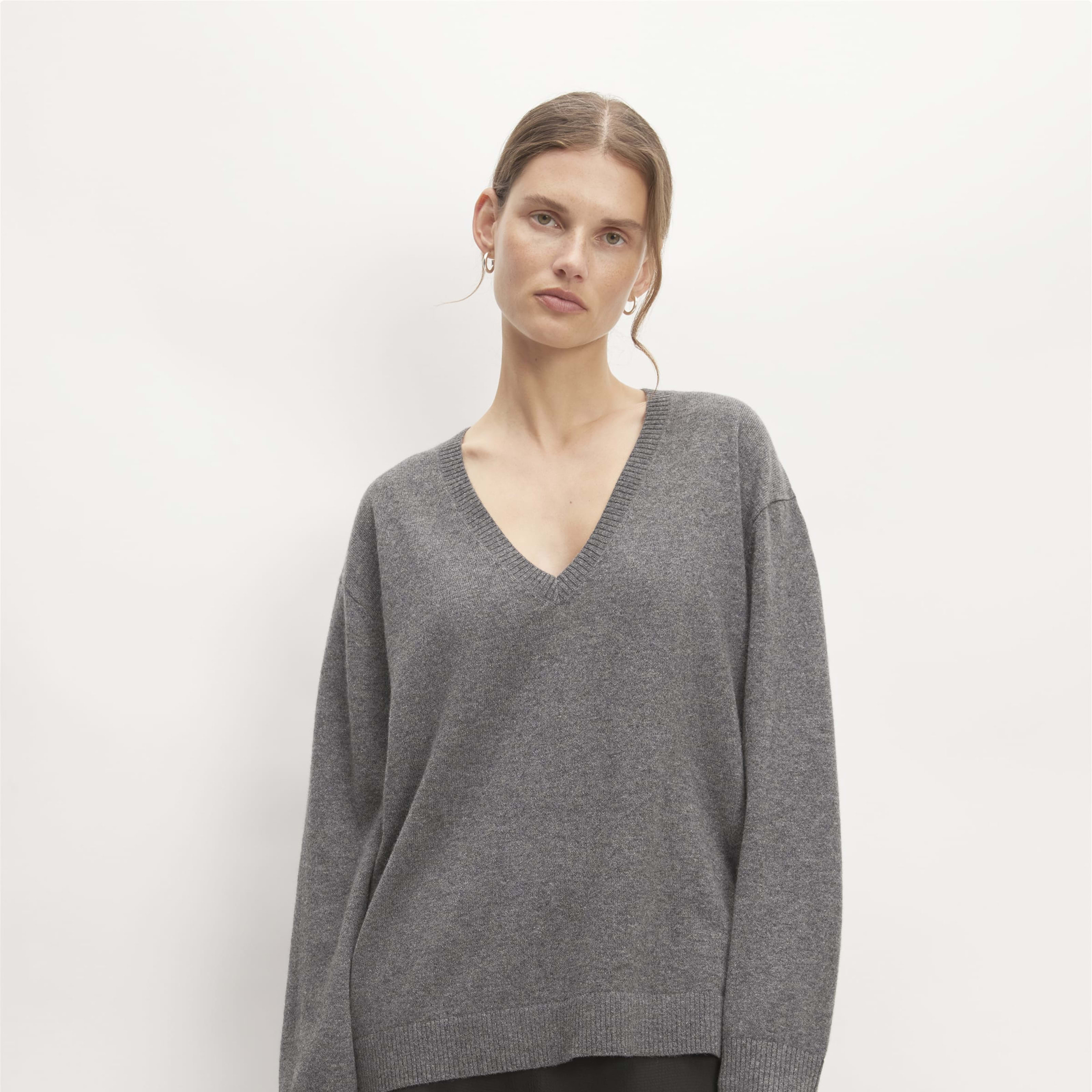 women's cashmere relaxed v-neck sweater by everlane in heather charcoal, size xxs
