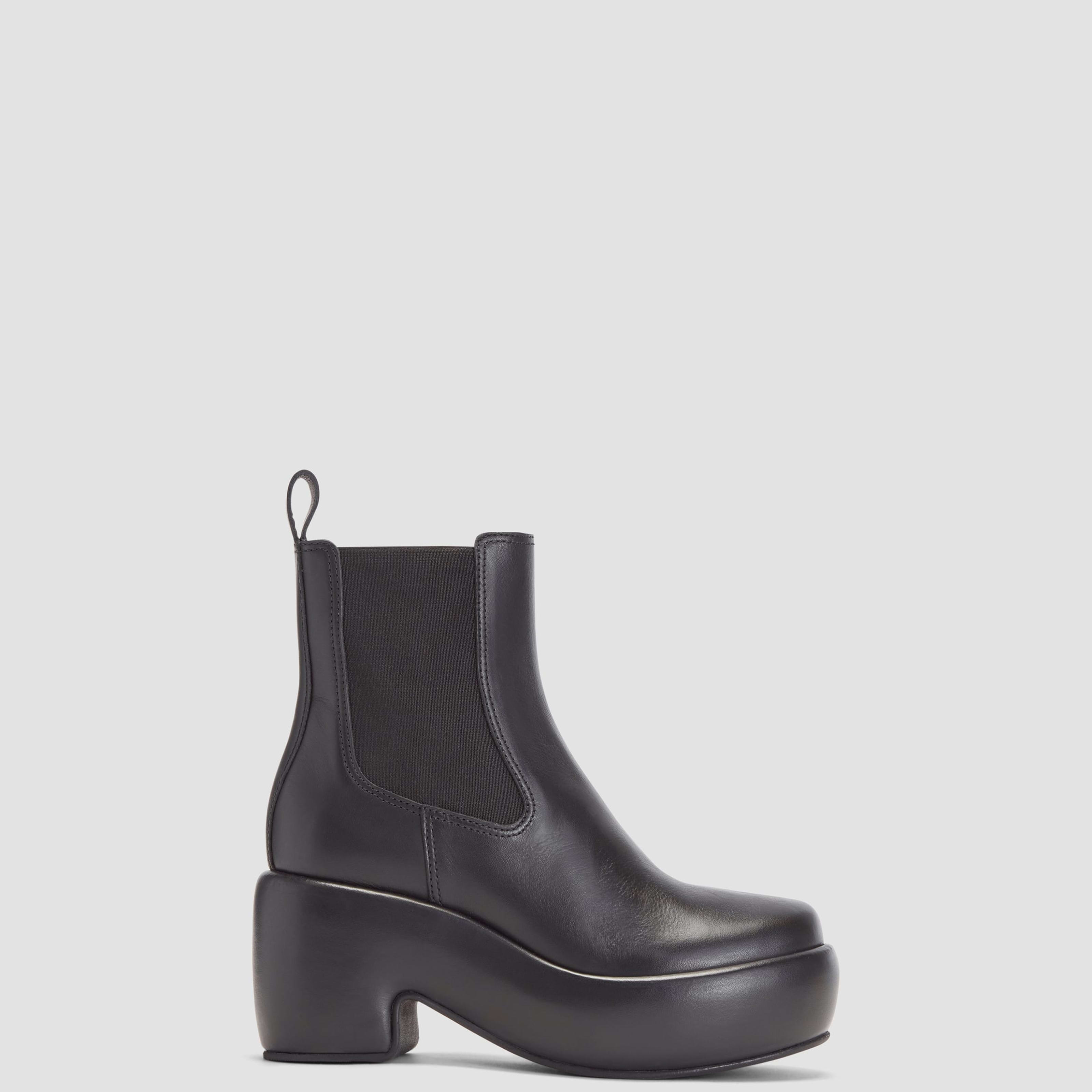 puffa boot by everlane in black, size 6