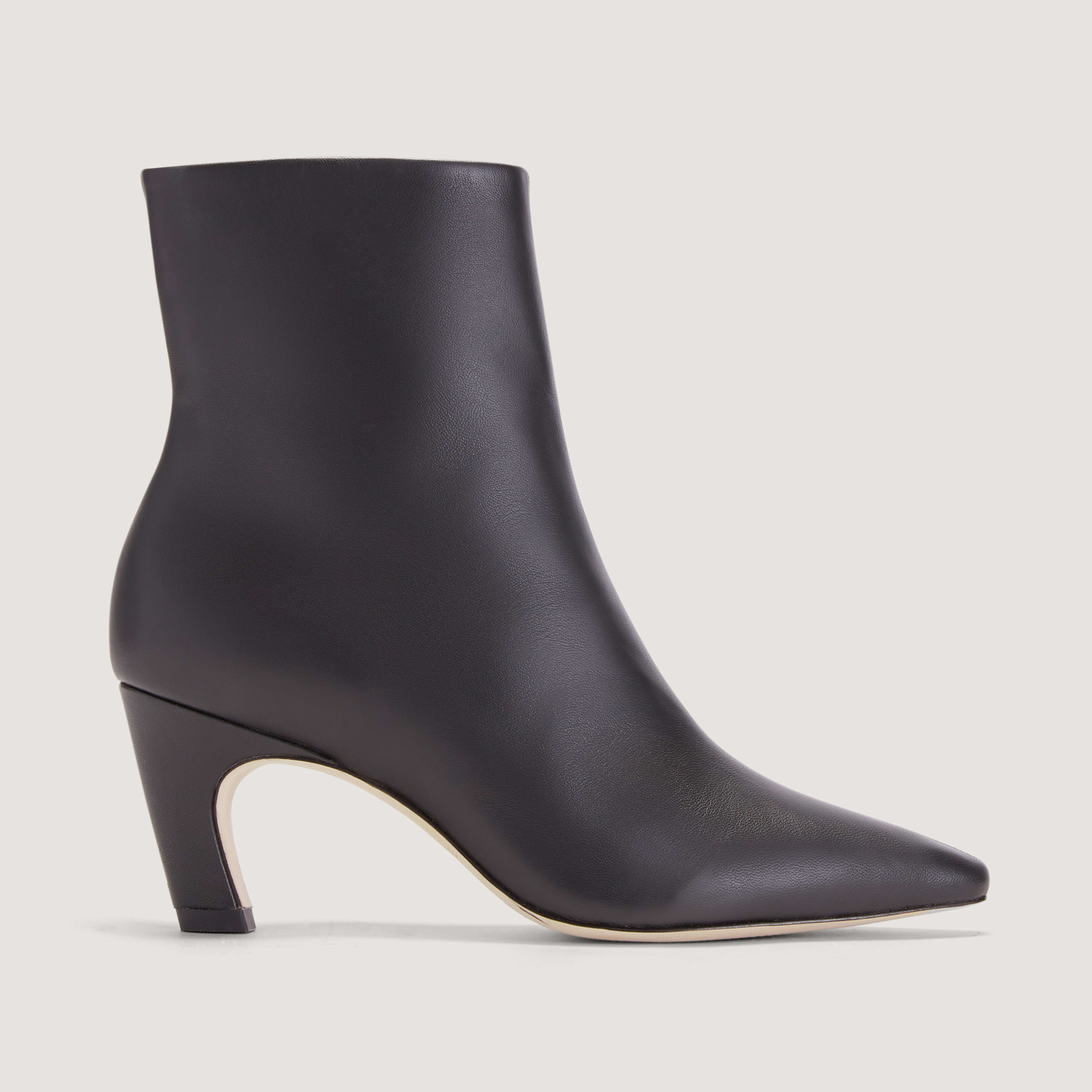 https://media.everlane.com/image/upload/c_fill%2cdpr_2%2cf_jpg%2cg_face:center%2ch_1600%2cq_auto%2cw_1600/v1/i/35deadf4_17af.jpg