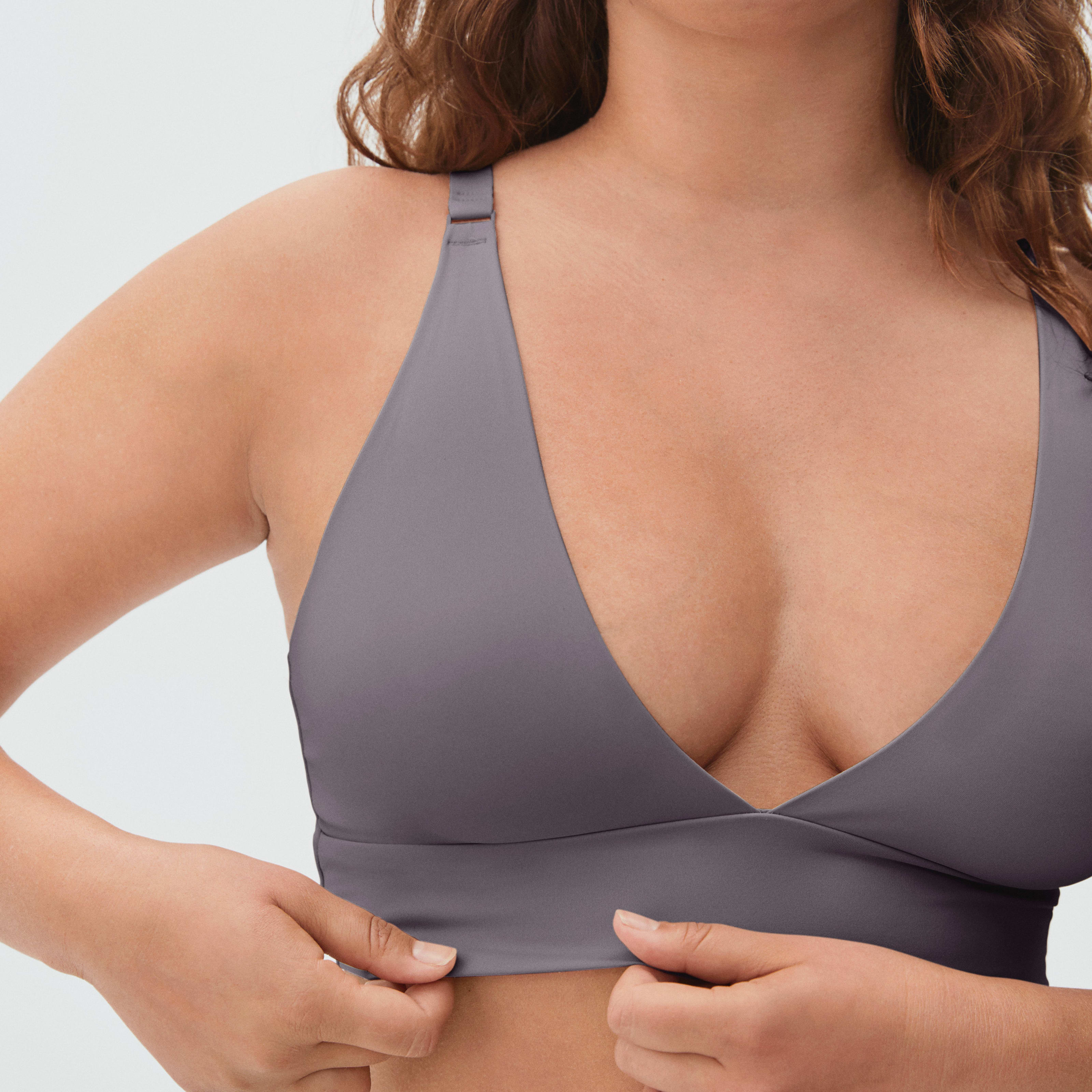 invisible bra by everlane in plum grey, size xxs