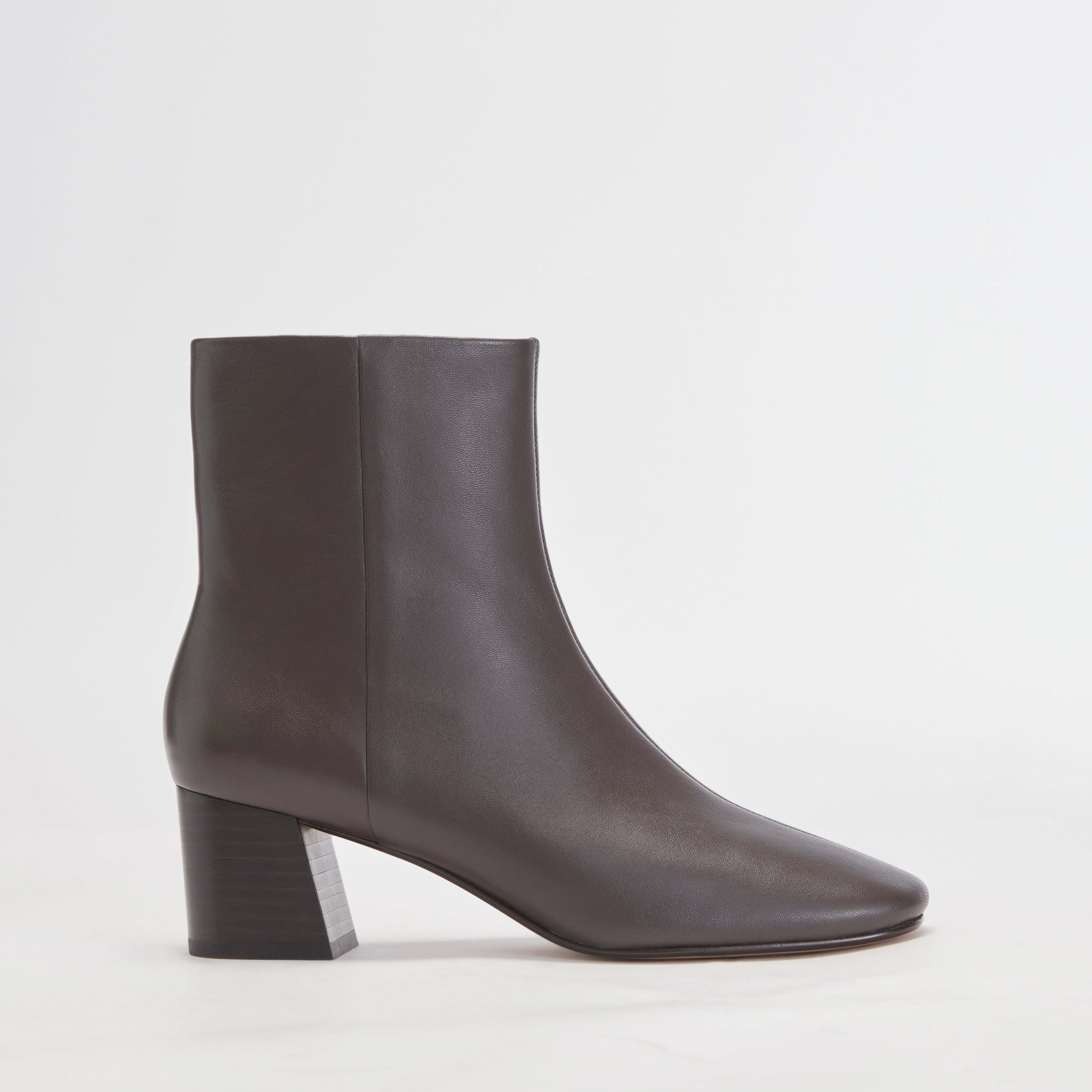 chelsea boot by everlane in dark brown, size 5