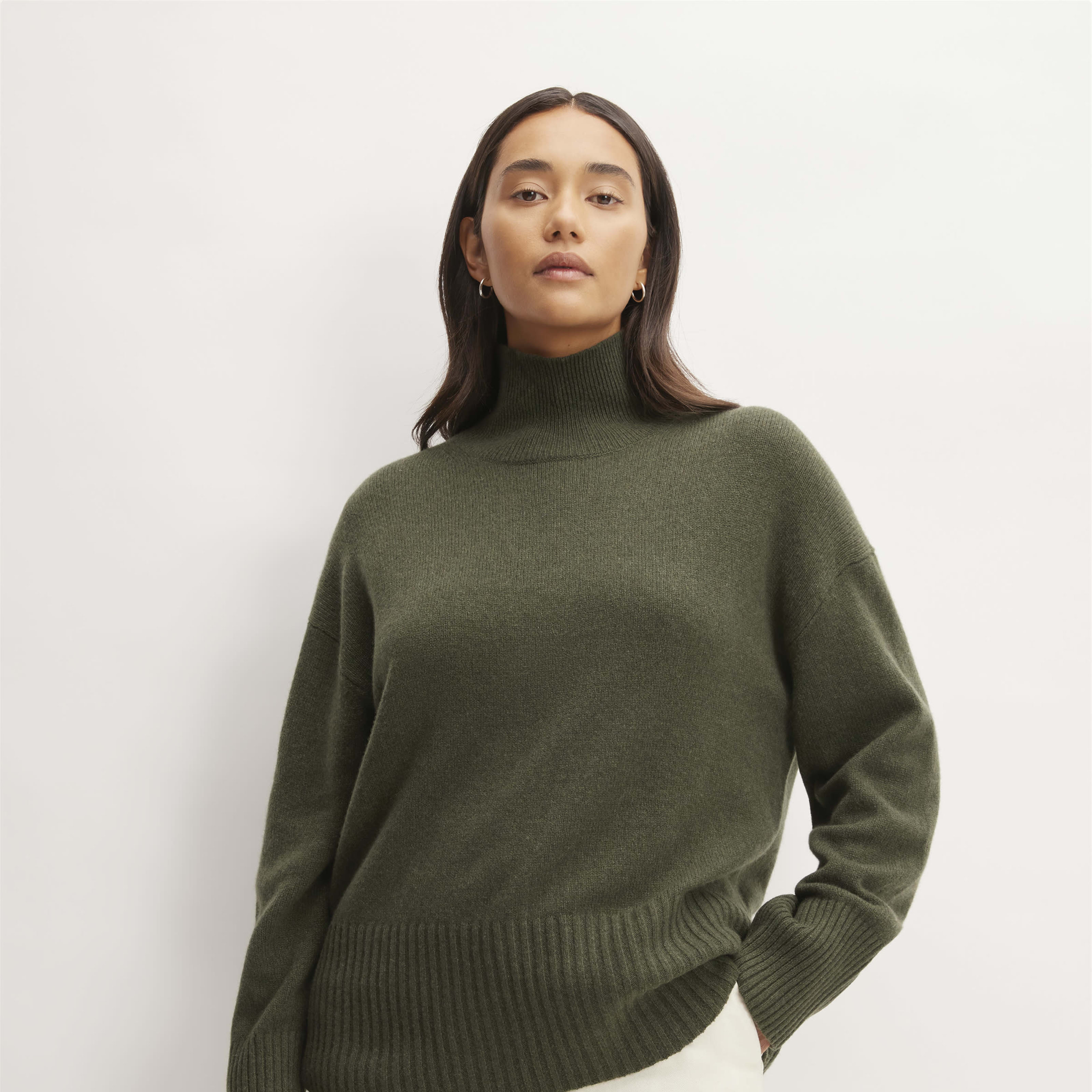 women's cashmere oversized turtleneck sweater by everlane in olive, size xxs