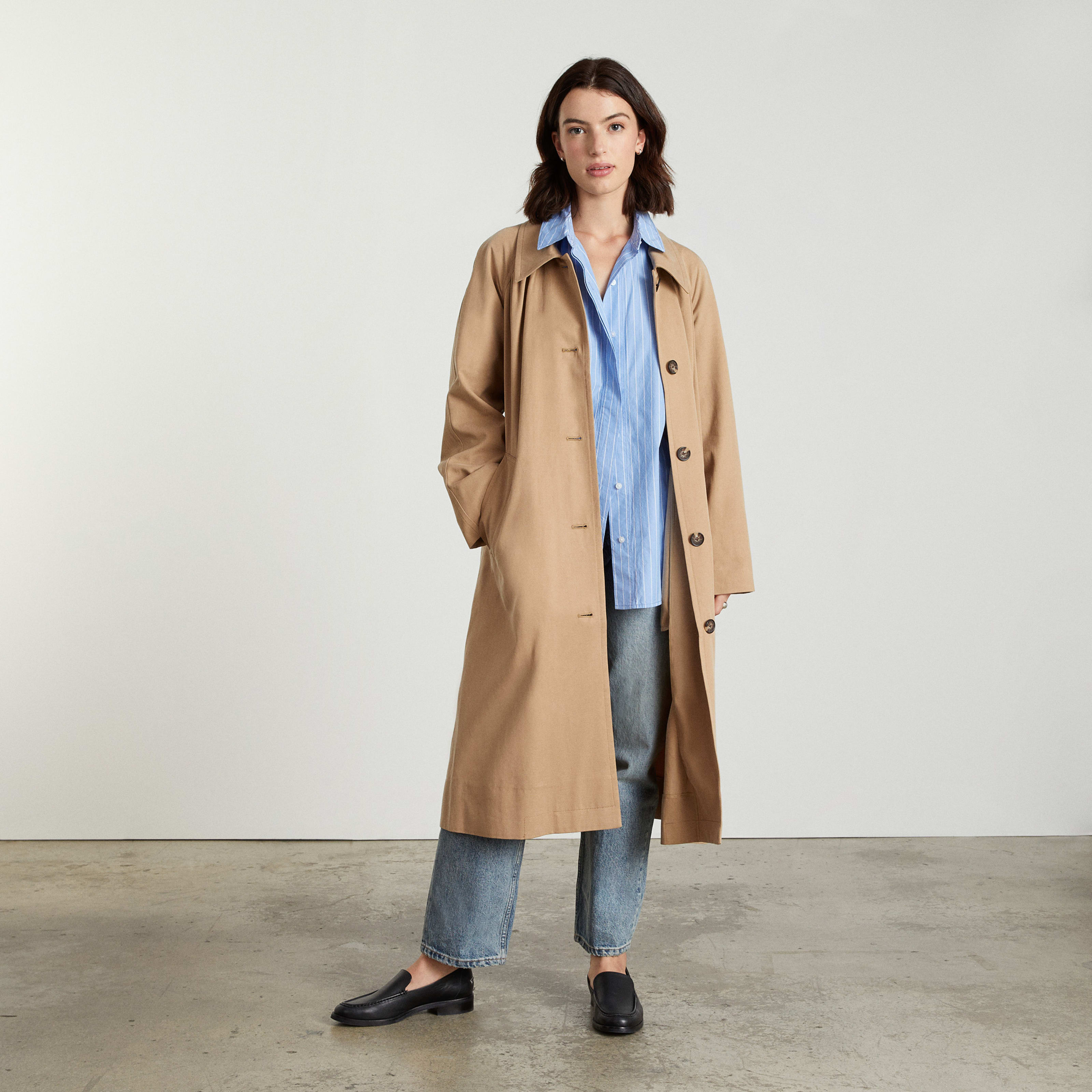women's gathered drape trench by everlane in ash brown, size xs