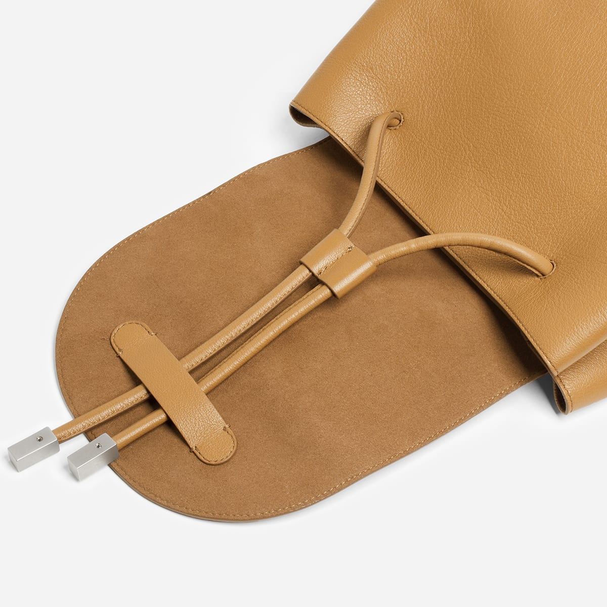 Everlane's Petra bag, the leather tote that launched with a 7,000