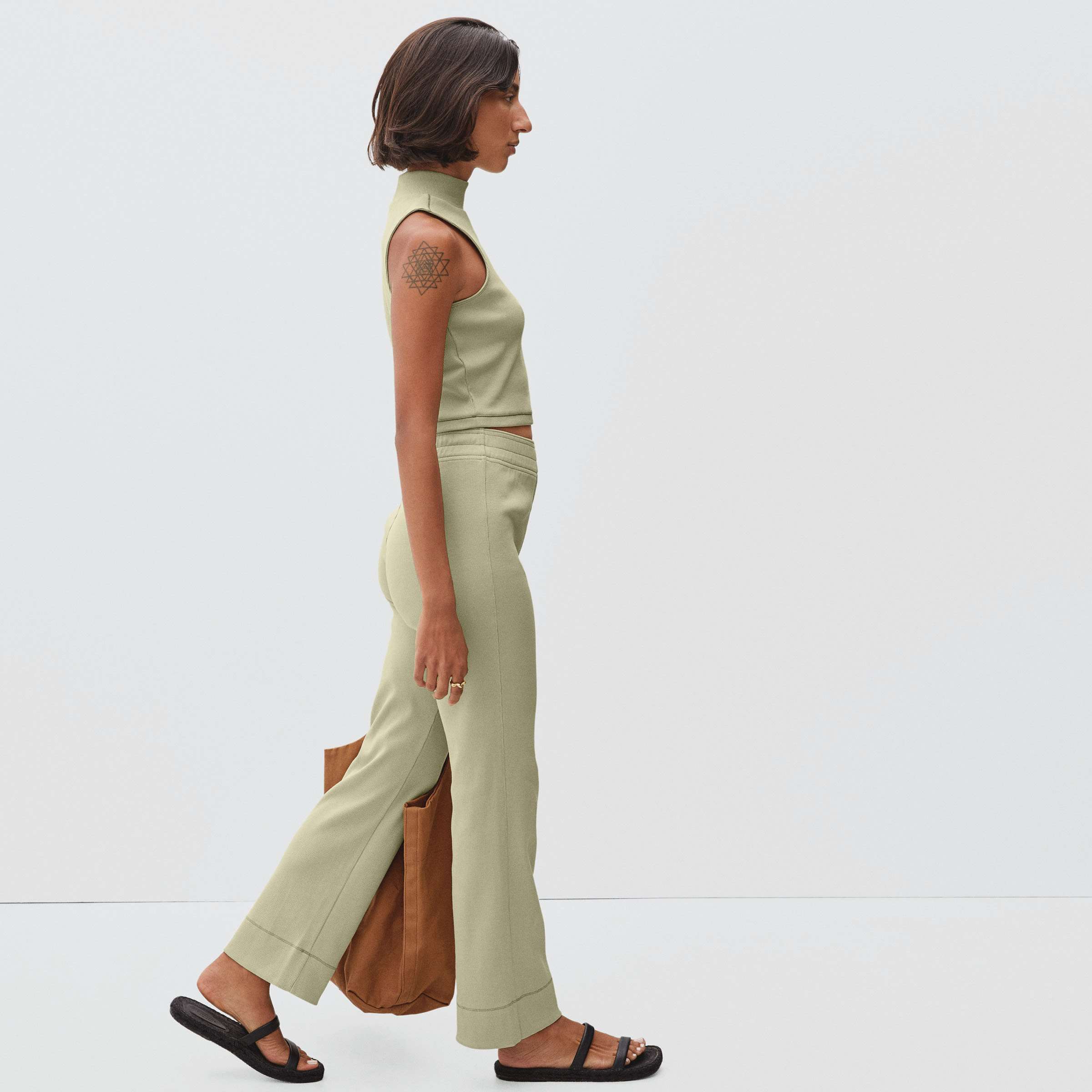 The Ribbed Flare Pant Sage – Everlane