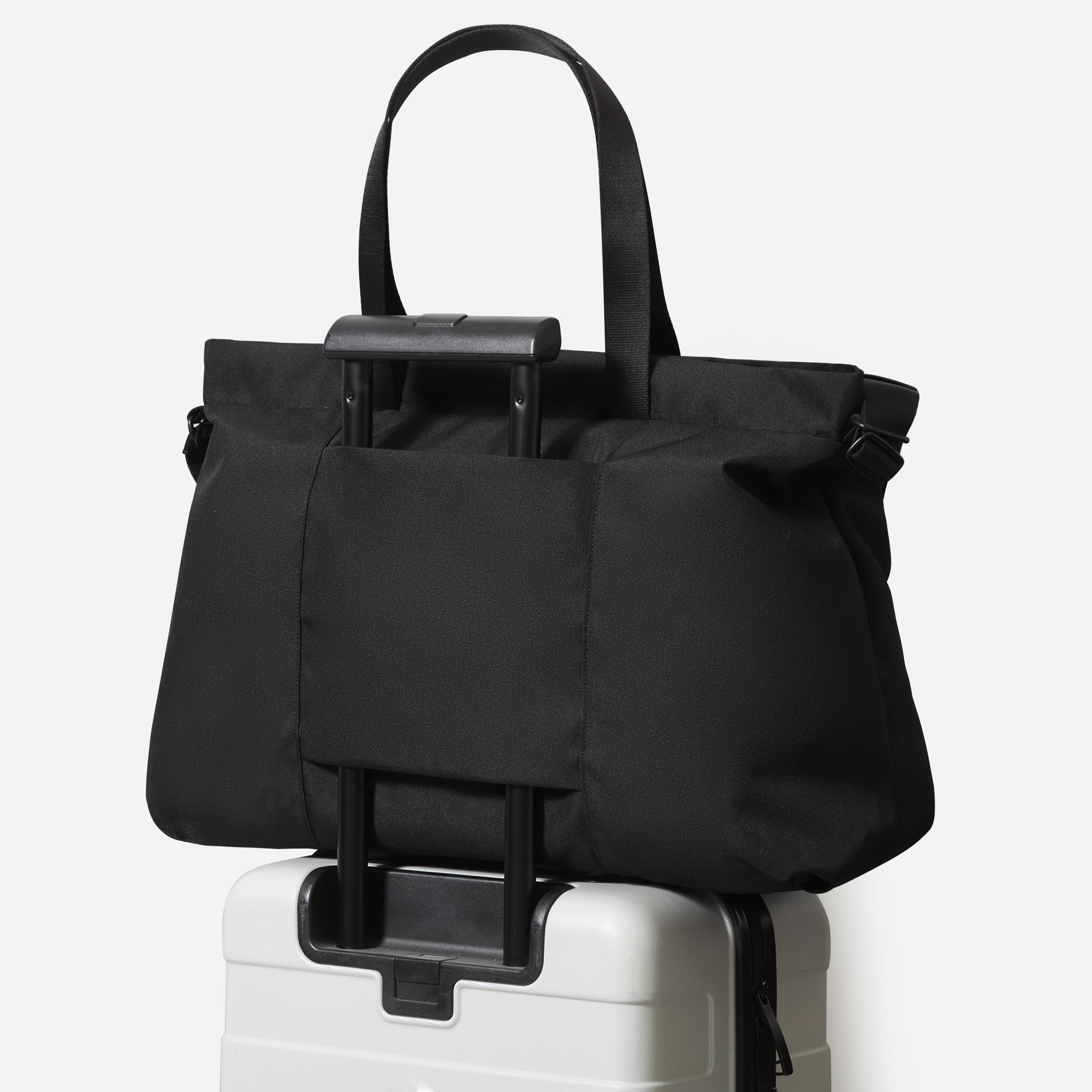 Everlane weekender bag top