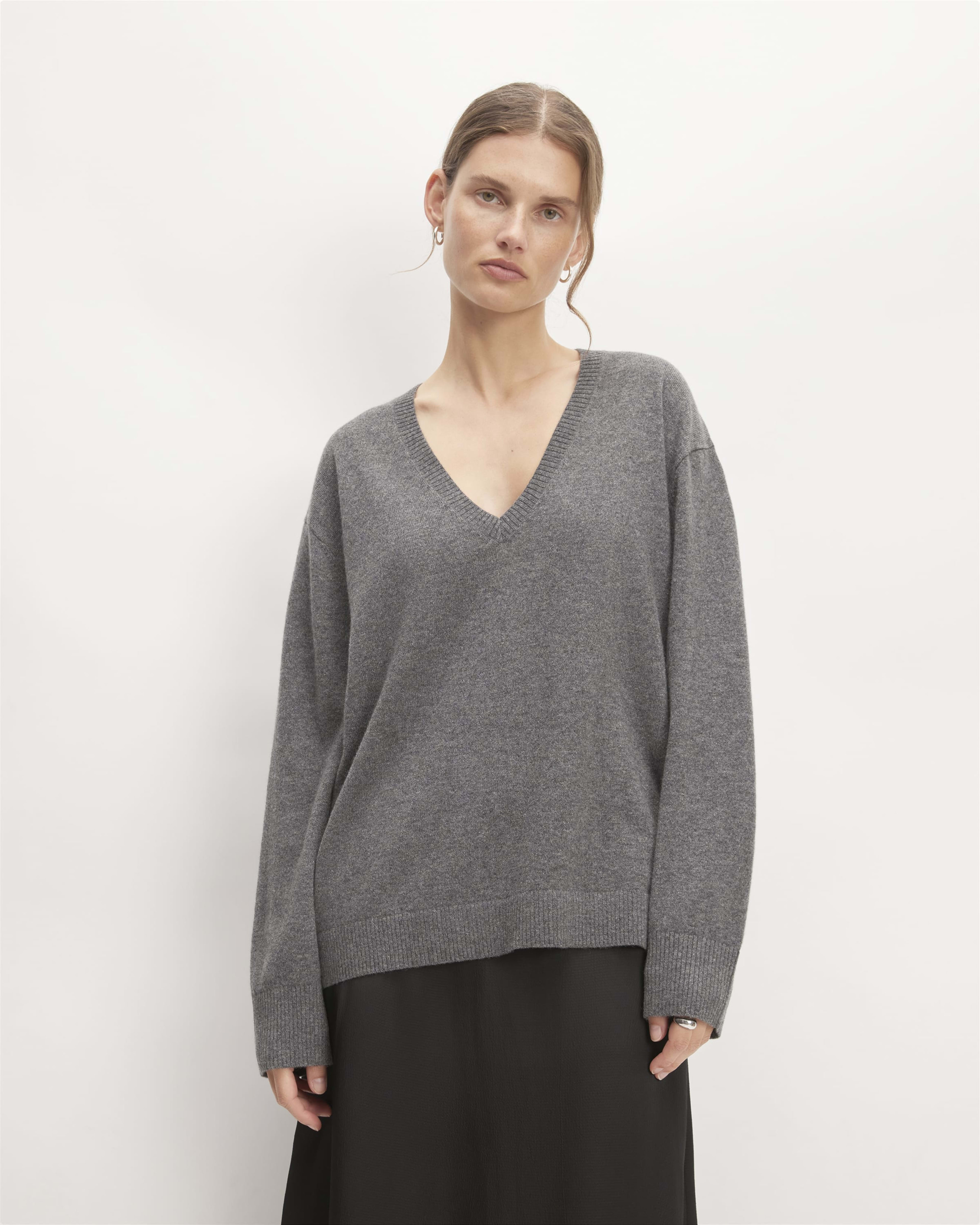 The Cashmere Relaxed V Neck Heather Charcoal Everlane