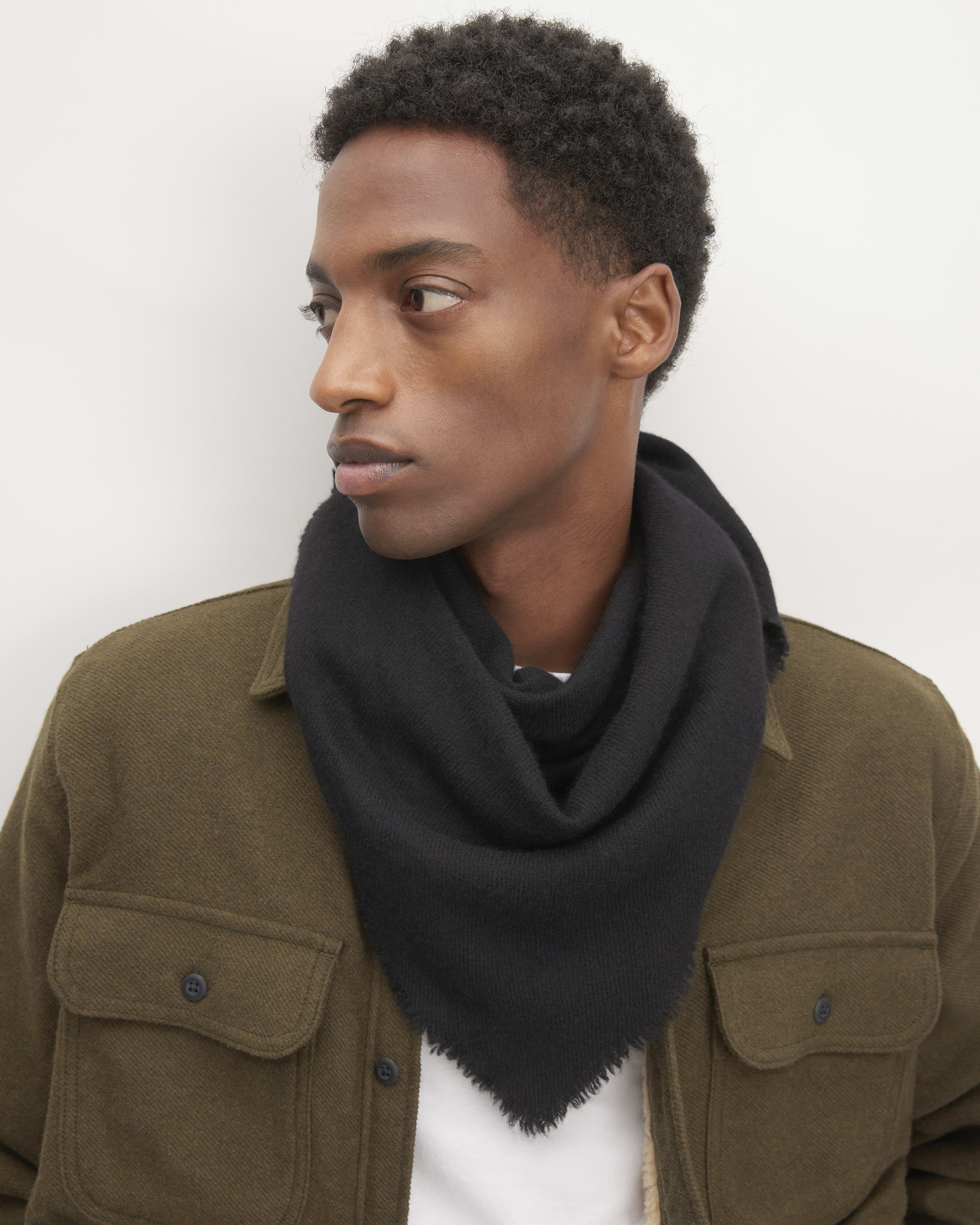 The Featherweight Cashmere Scarf Black Everlane