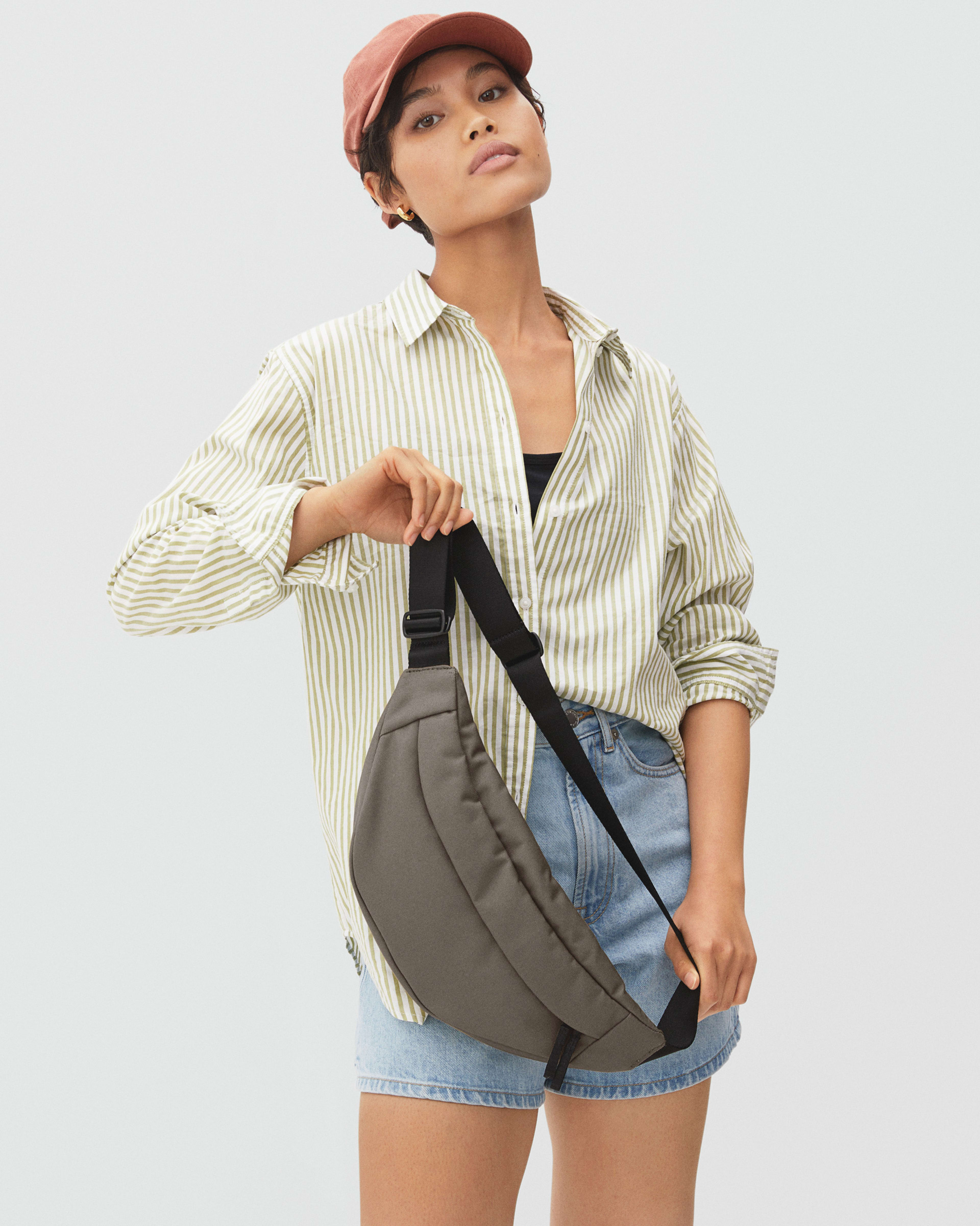 The Renew Transit Fanny Pack Warm Charcoal – Everlane