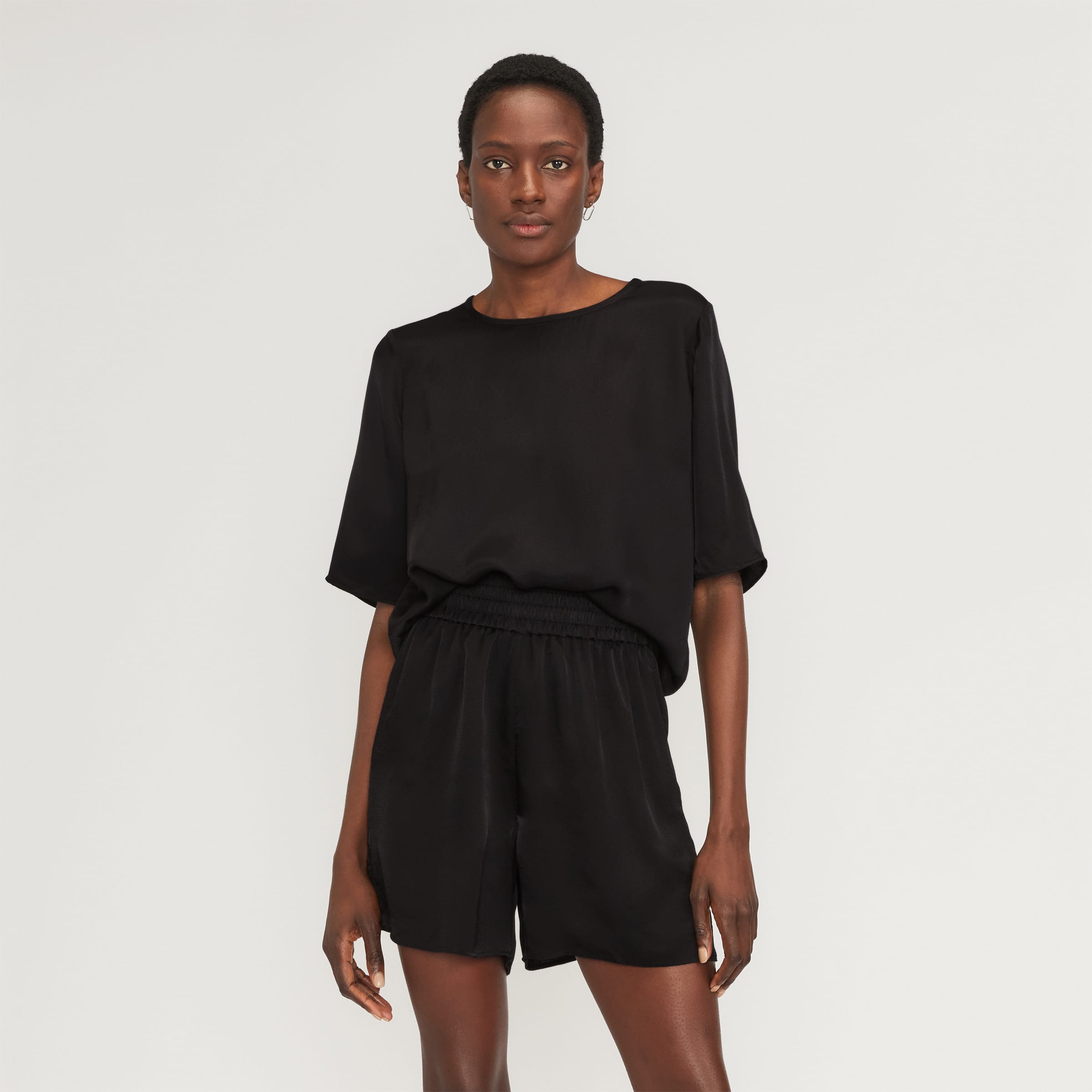 The Satin Relaxed Tee Black – Everlane