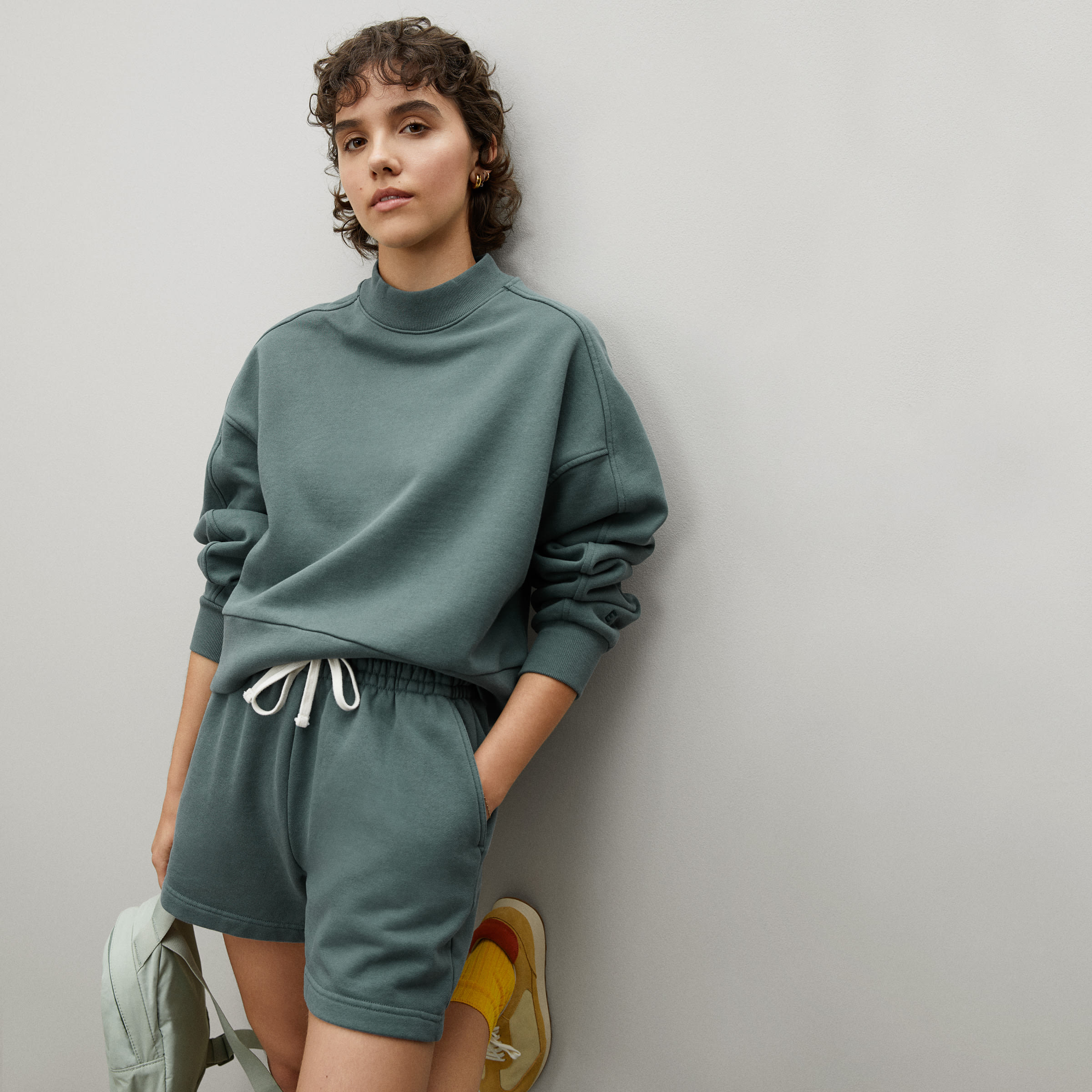 The Track Cropped Sweatshirt Green Balsam – Everlane