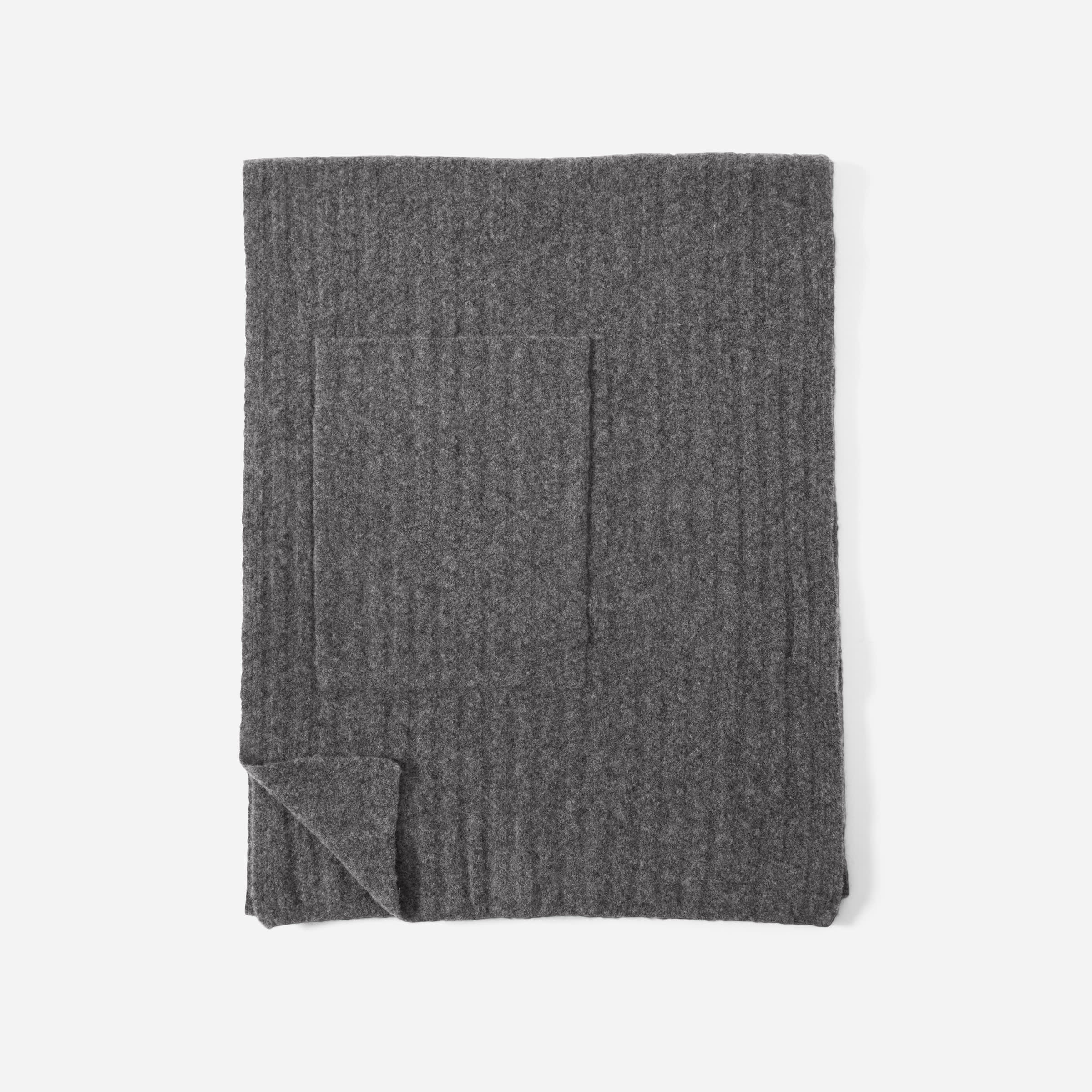 The Cozy-Stretch Pocket Scarf Heathered Charcoal – Everlane