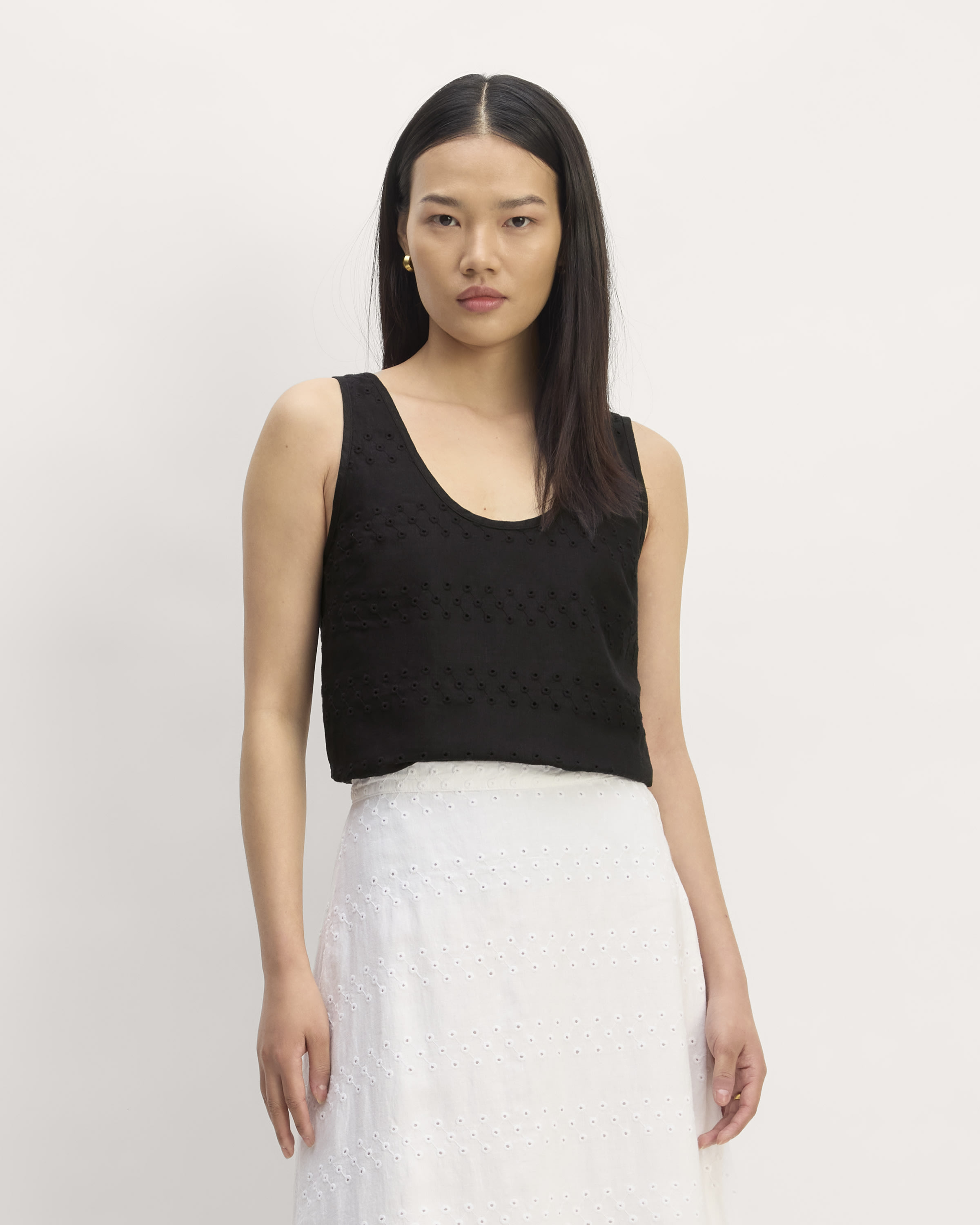 The Linen Eyelet Scoop-Neck Tank Black Eyelet – Everlane