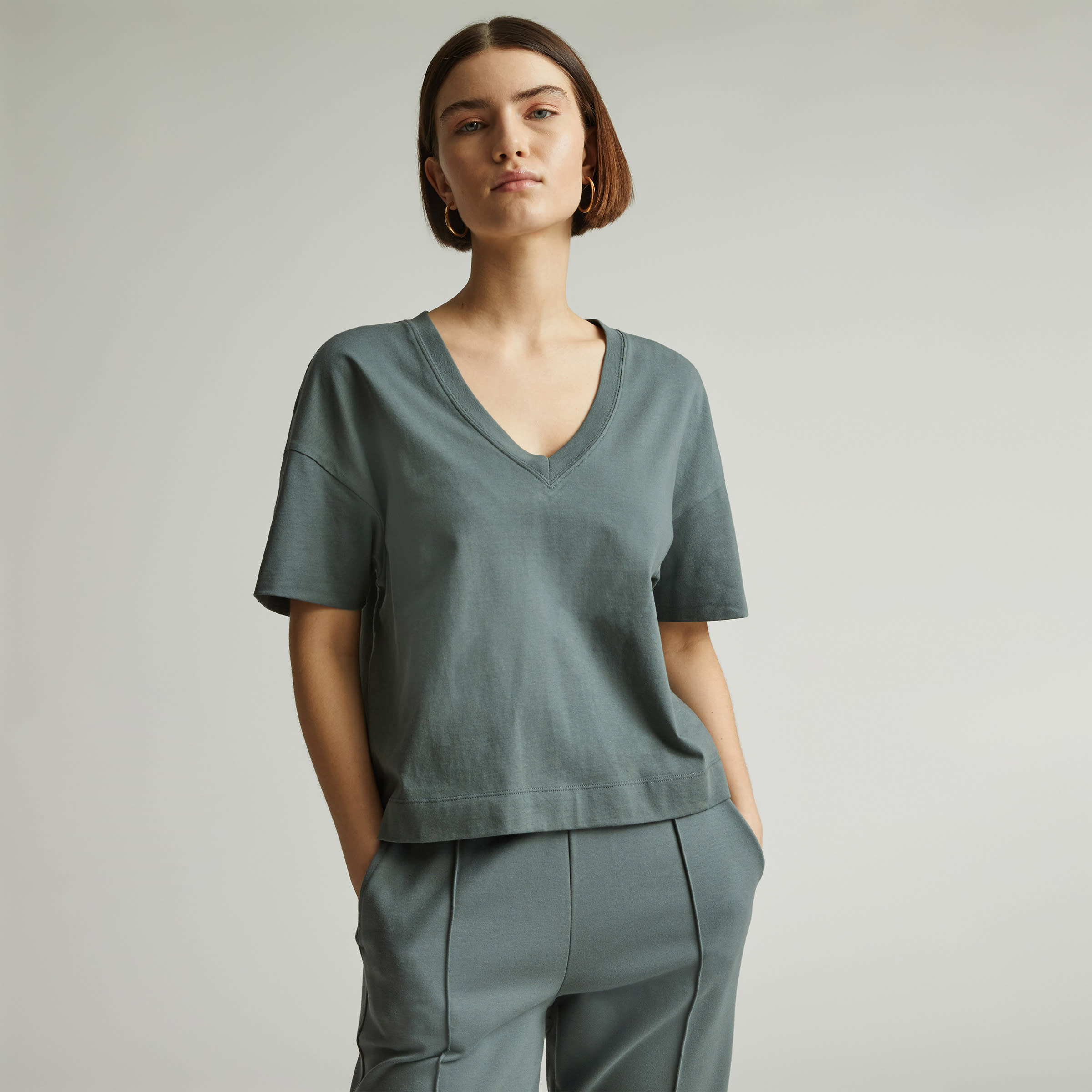The Organic Cotton Slouchy V-Neck Green Balsam – Everlane