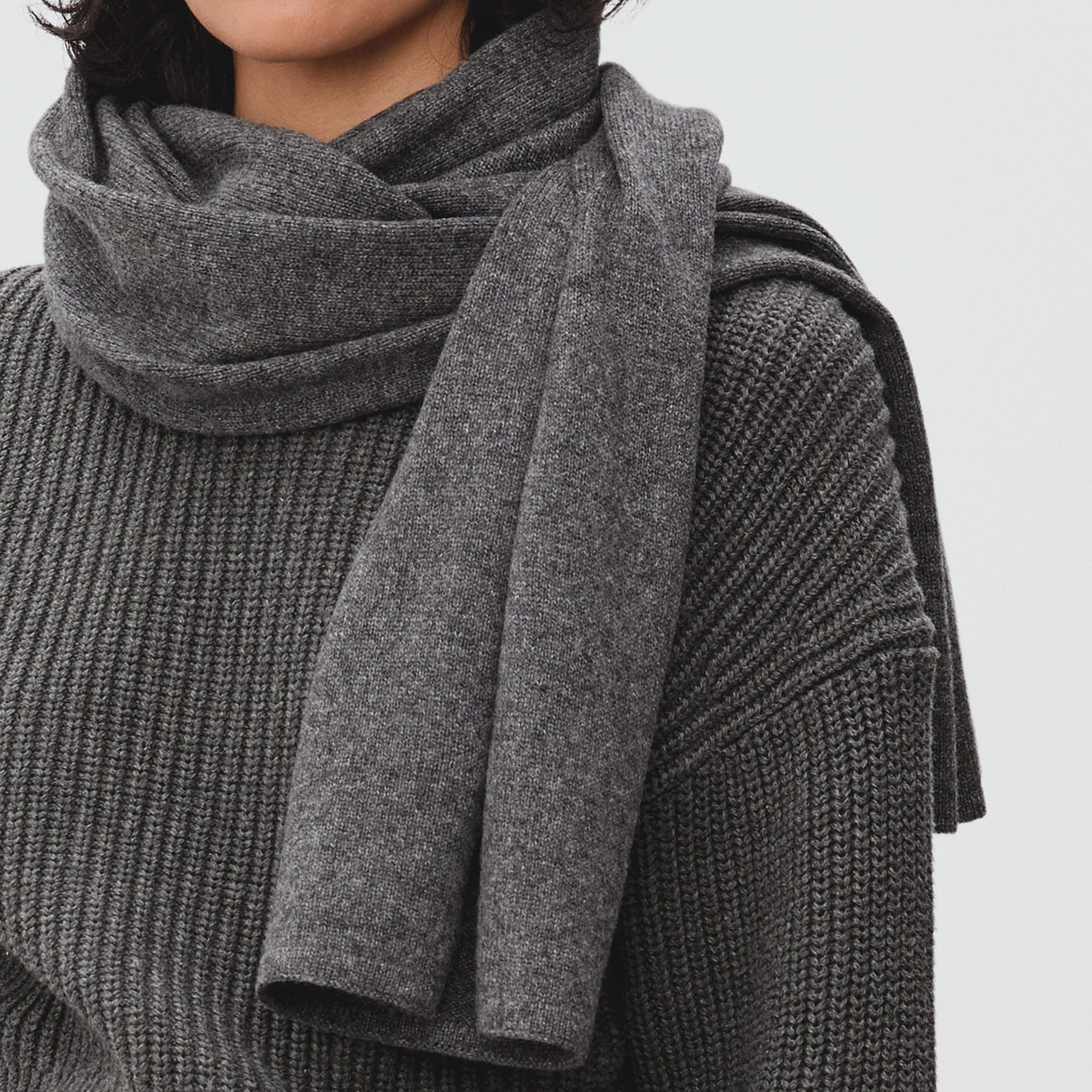 The Cashmere Scarf Charcoal – Everlane