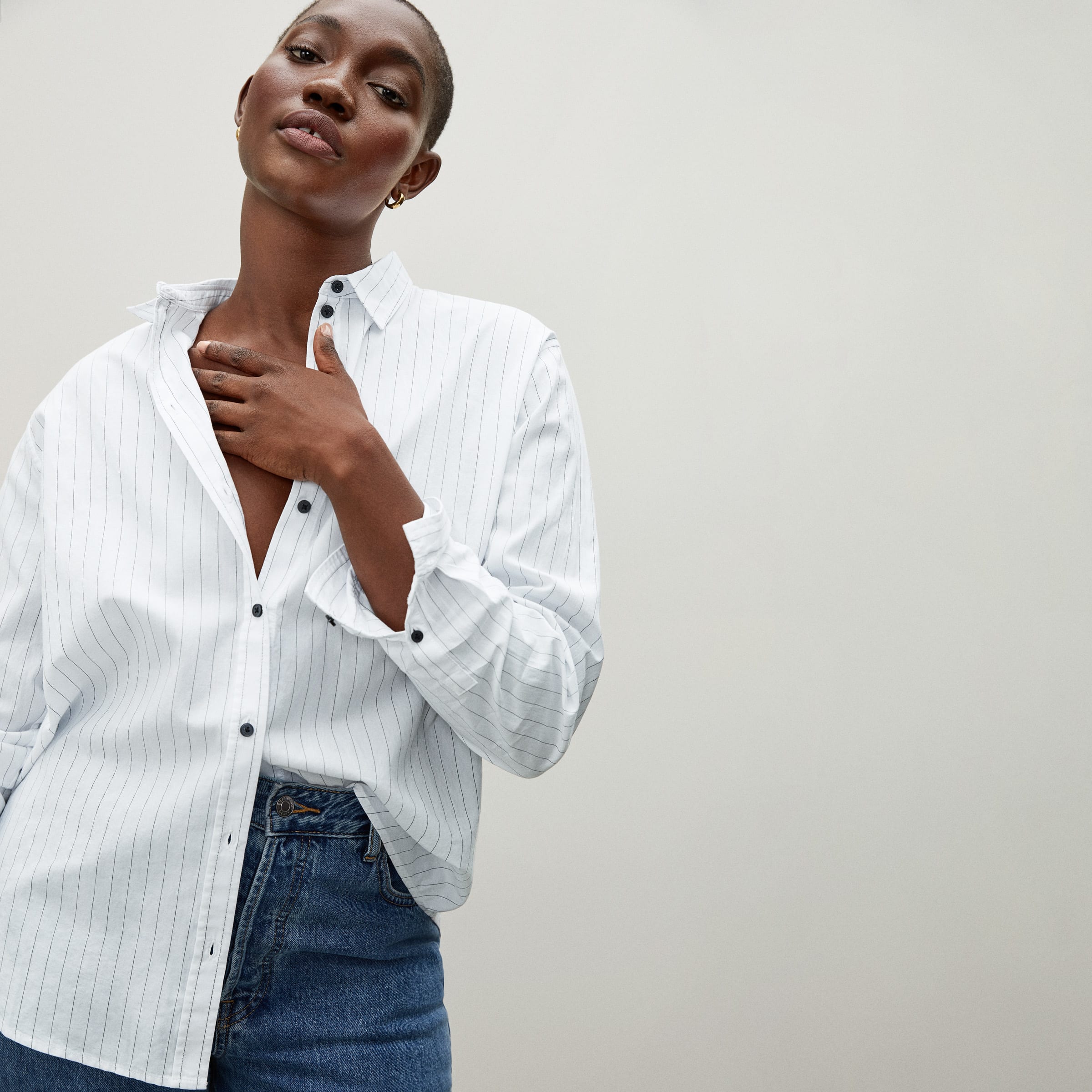 The Silky Cotton Relaxed Shirt White / Navy Pinstripe – Everlane