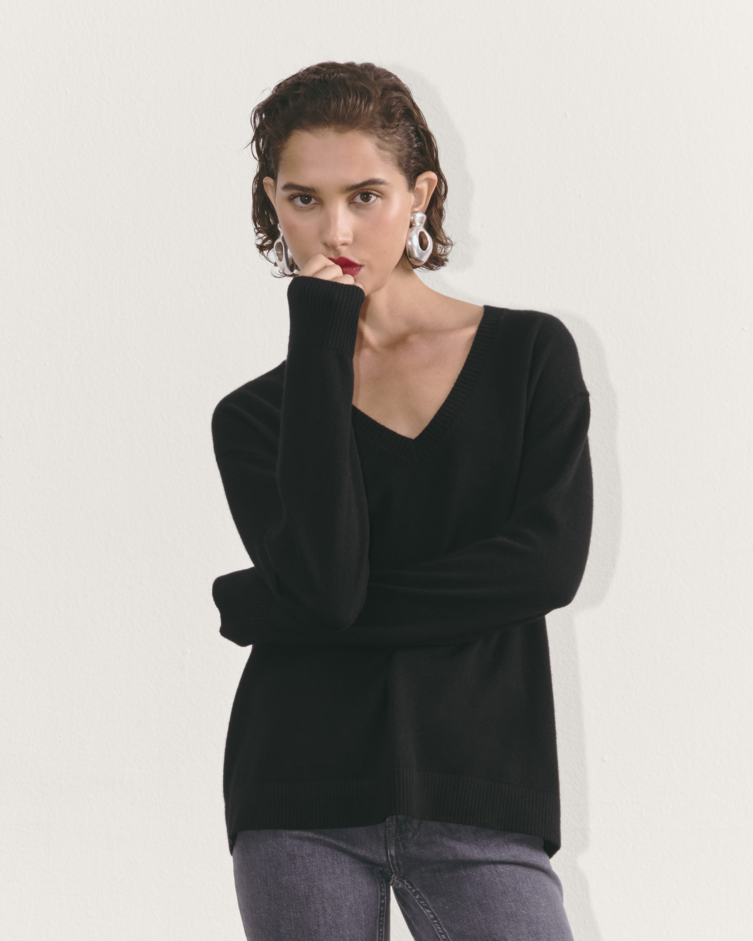 Everlane 100% Cashmere V-Neck Sweater offers in Black Size Medium