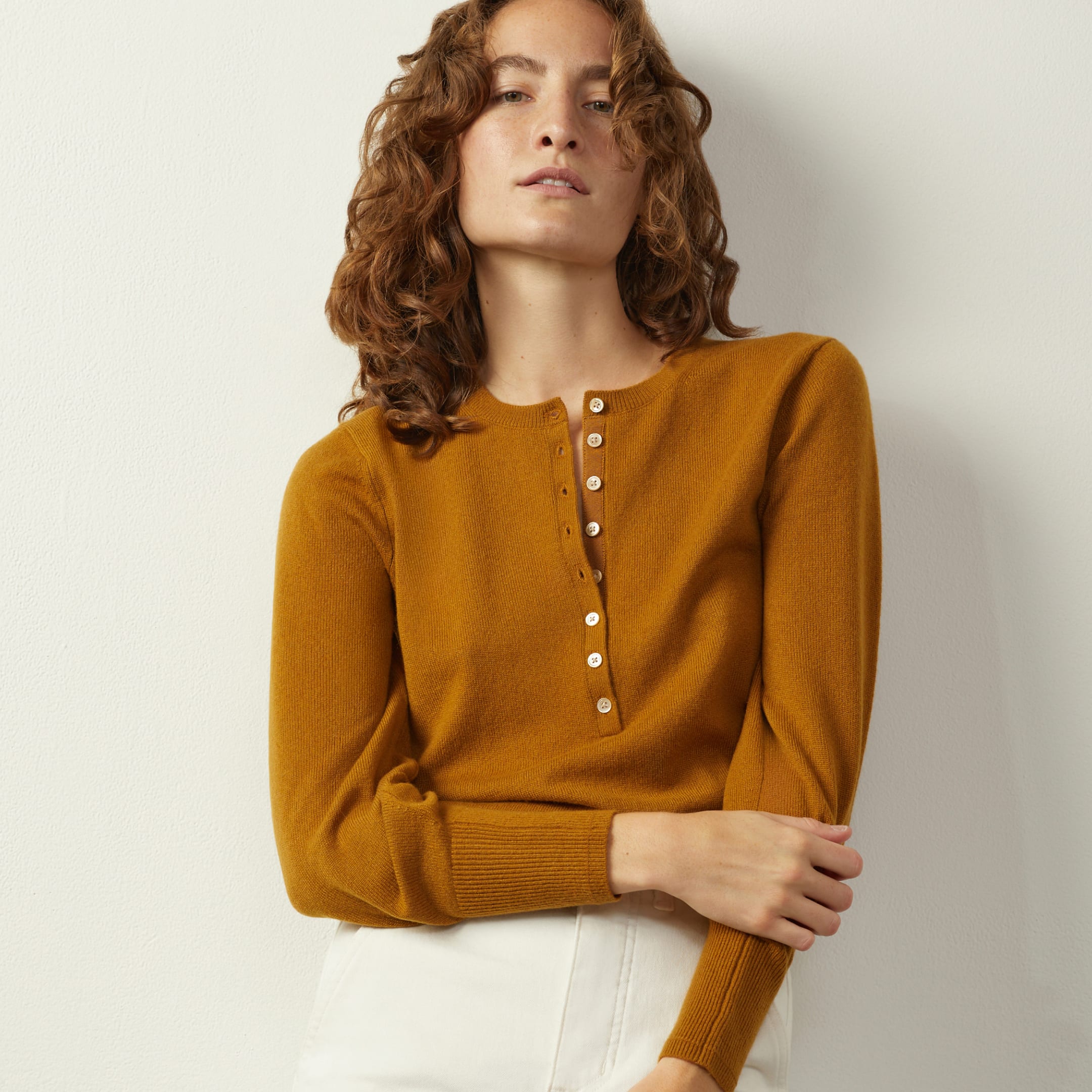 The Cashmere Henley Golden Brown Everlane
