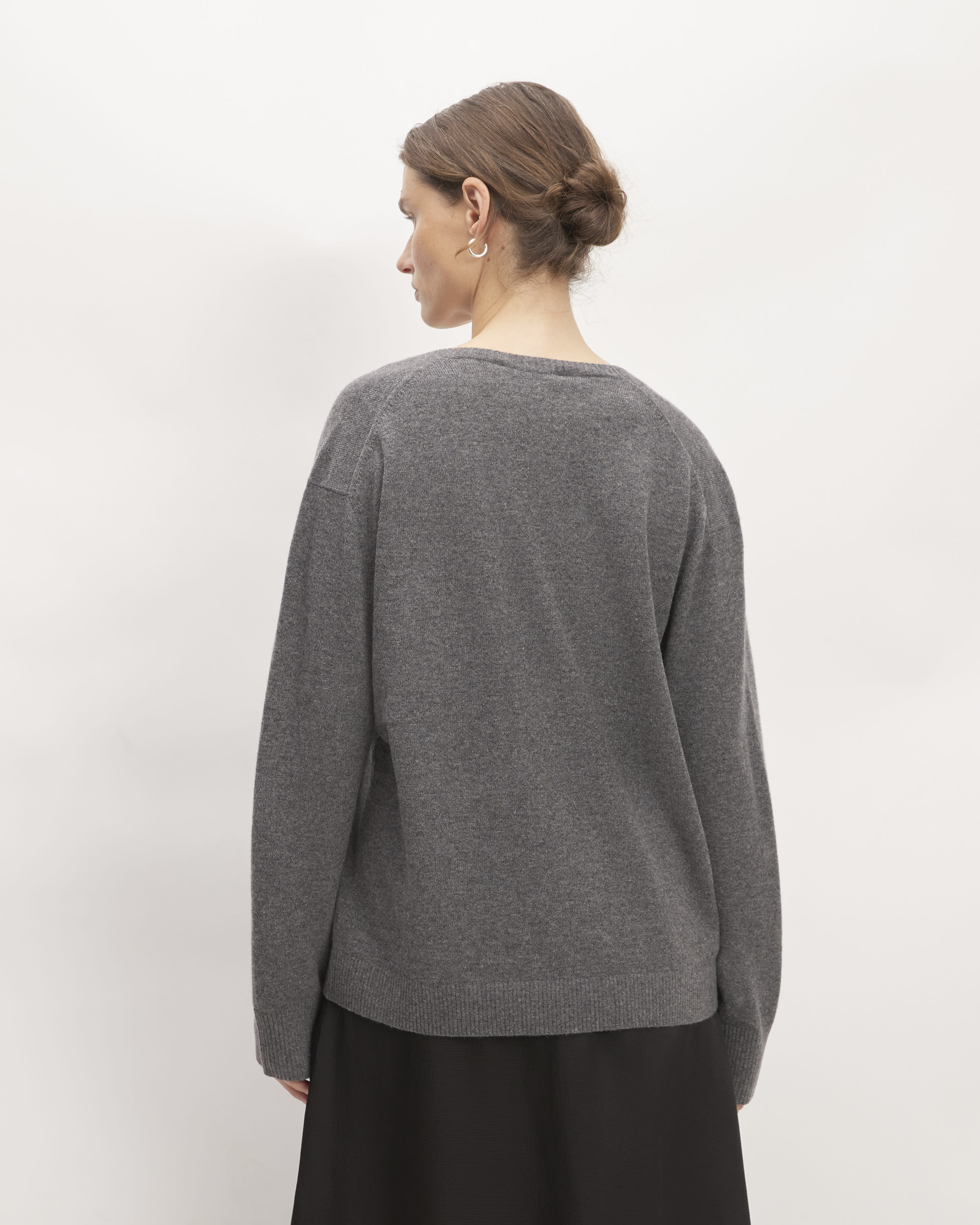 The Cashmere Relaxed V-Neck Heather Charcoal – Everlane