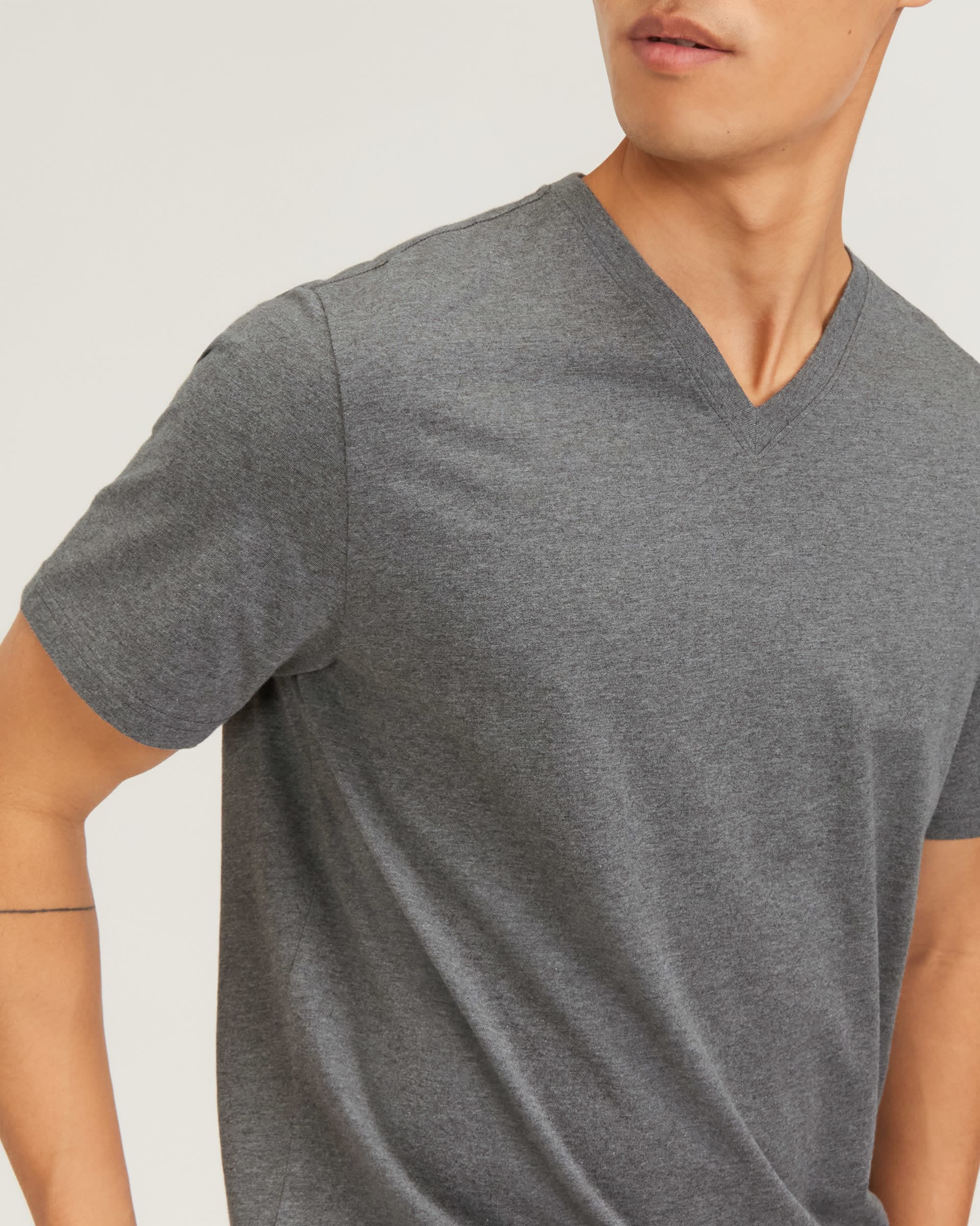 The Essential Organic V-Neck Tee Heathered Charcoal – Everlane
