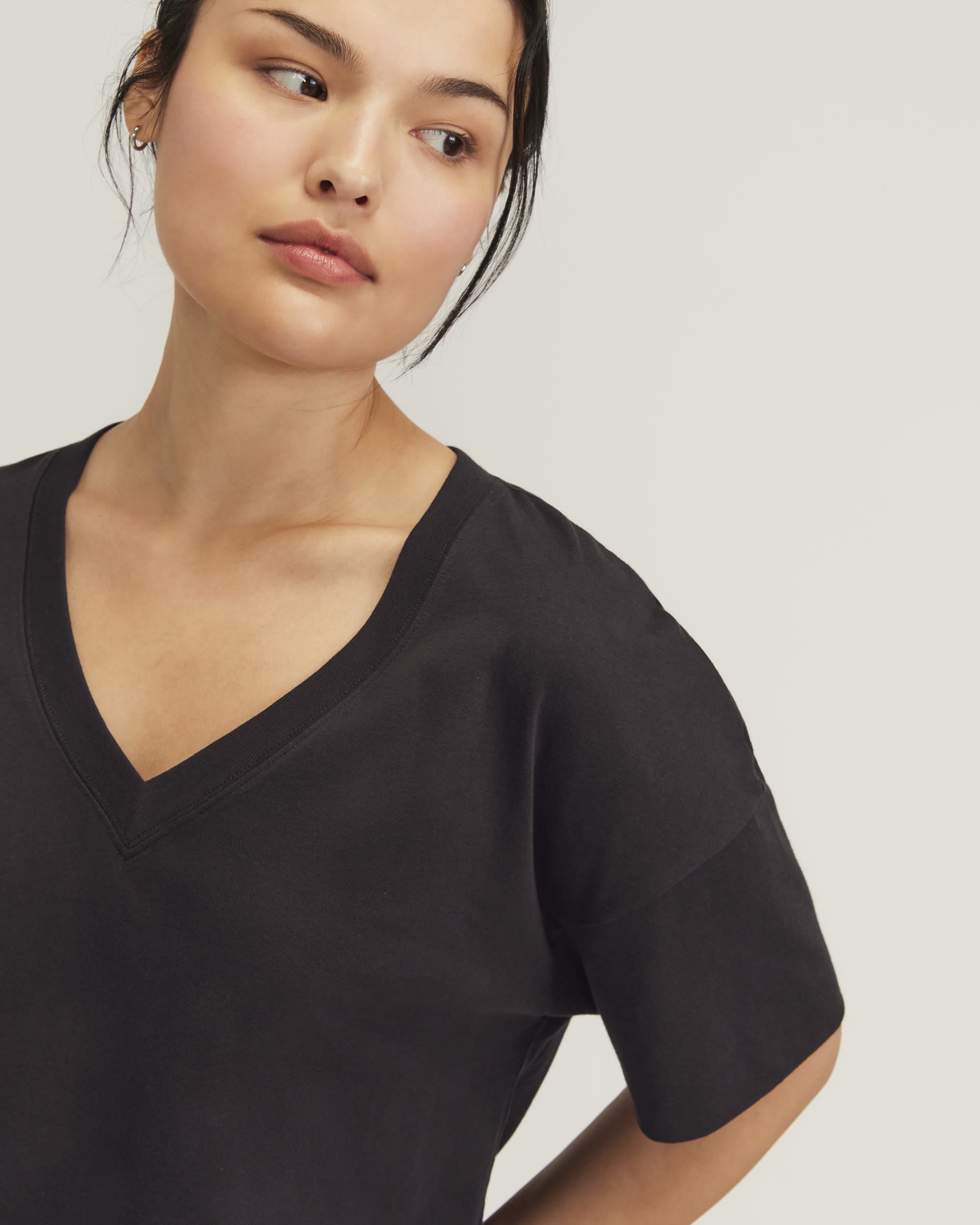 The Organic Cotton Slouchy V-Neck Vintage Black – Everlane
