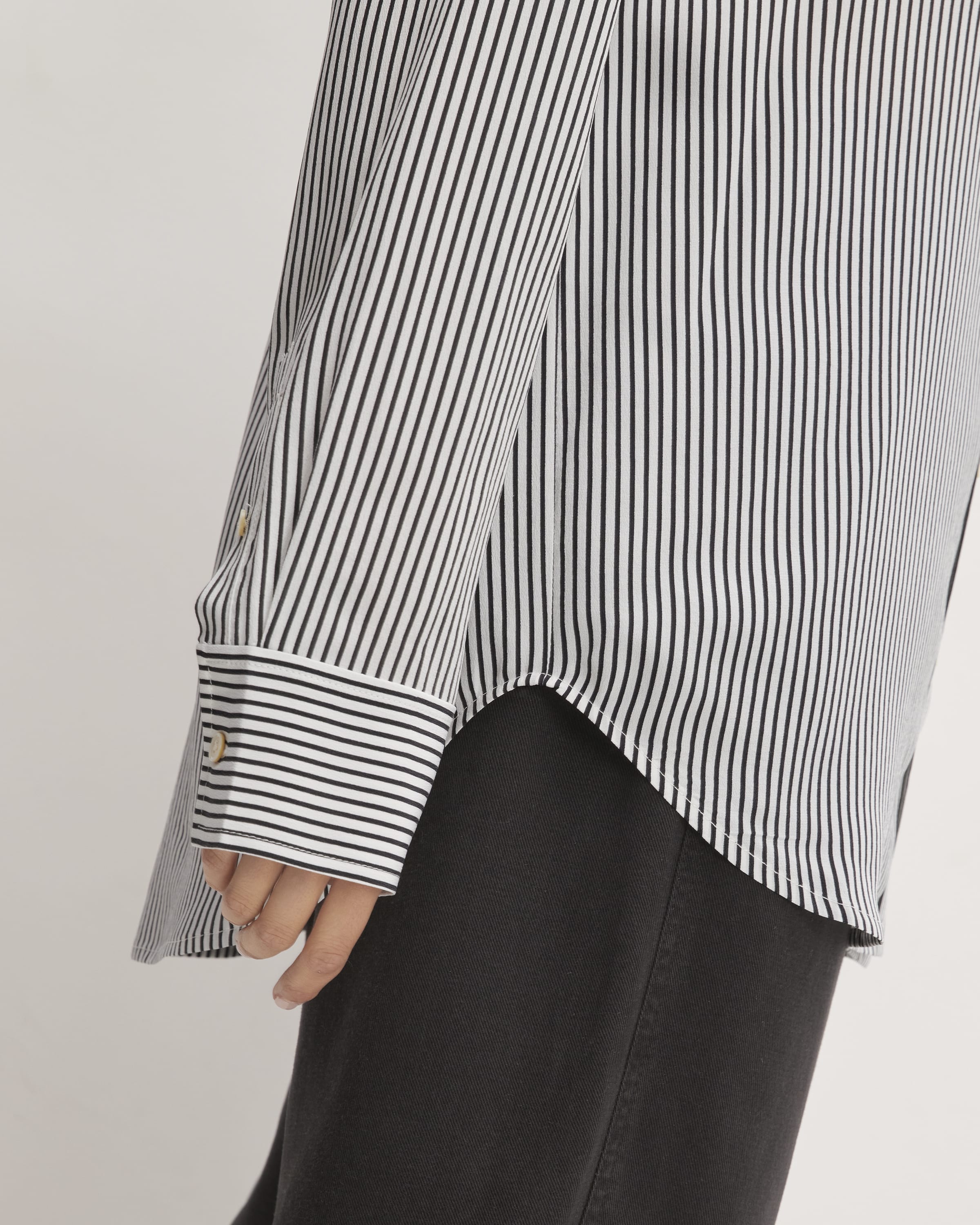 The Clean Silk Relaxed Shirt Black / White Everlane