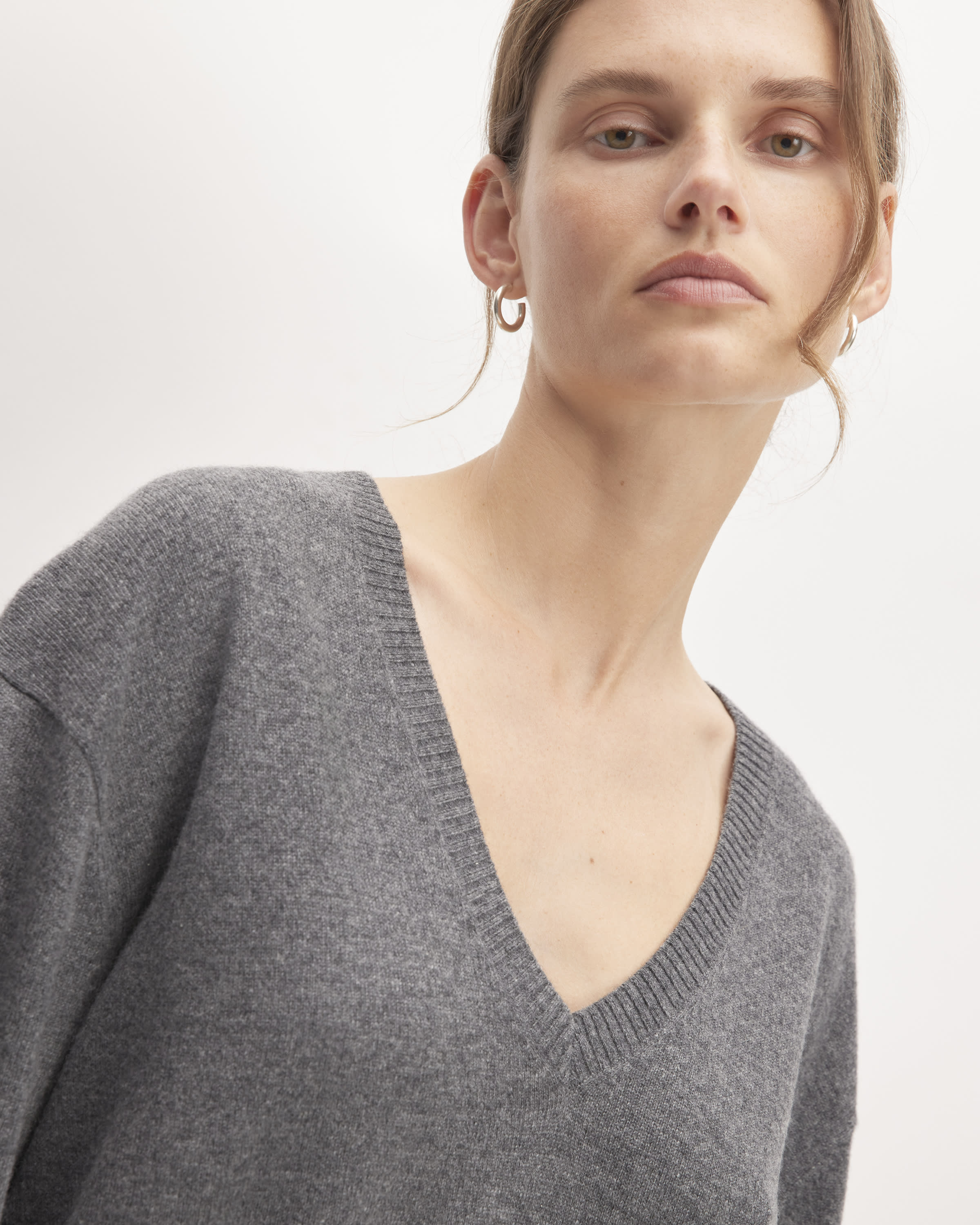 The Cashmere Relaxed VNeck Heather Charcoal Everlane