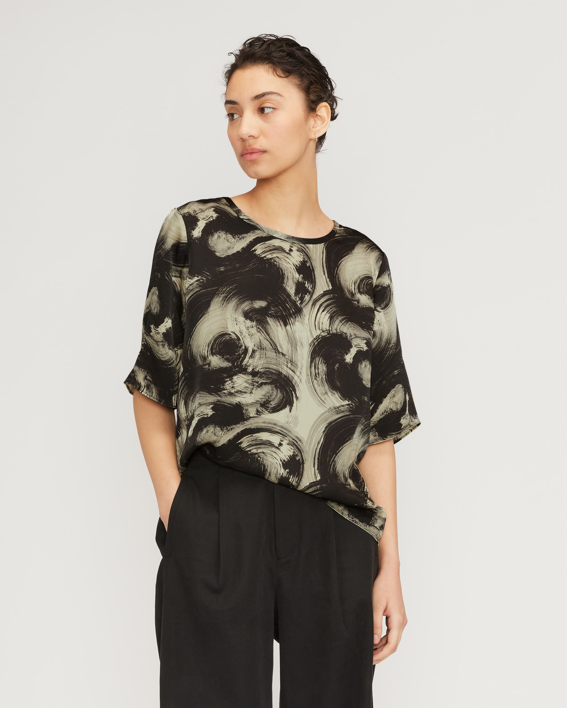 The Satin Relaxed Tee Pale Yellow / Black – Everlane