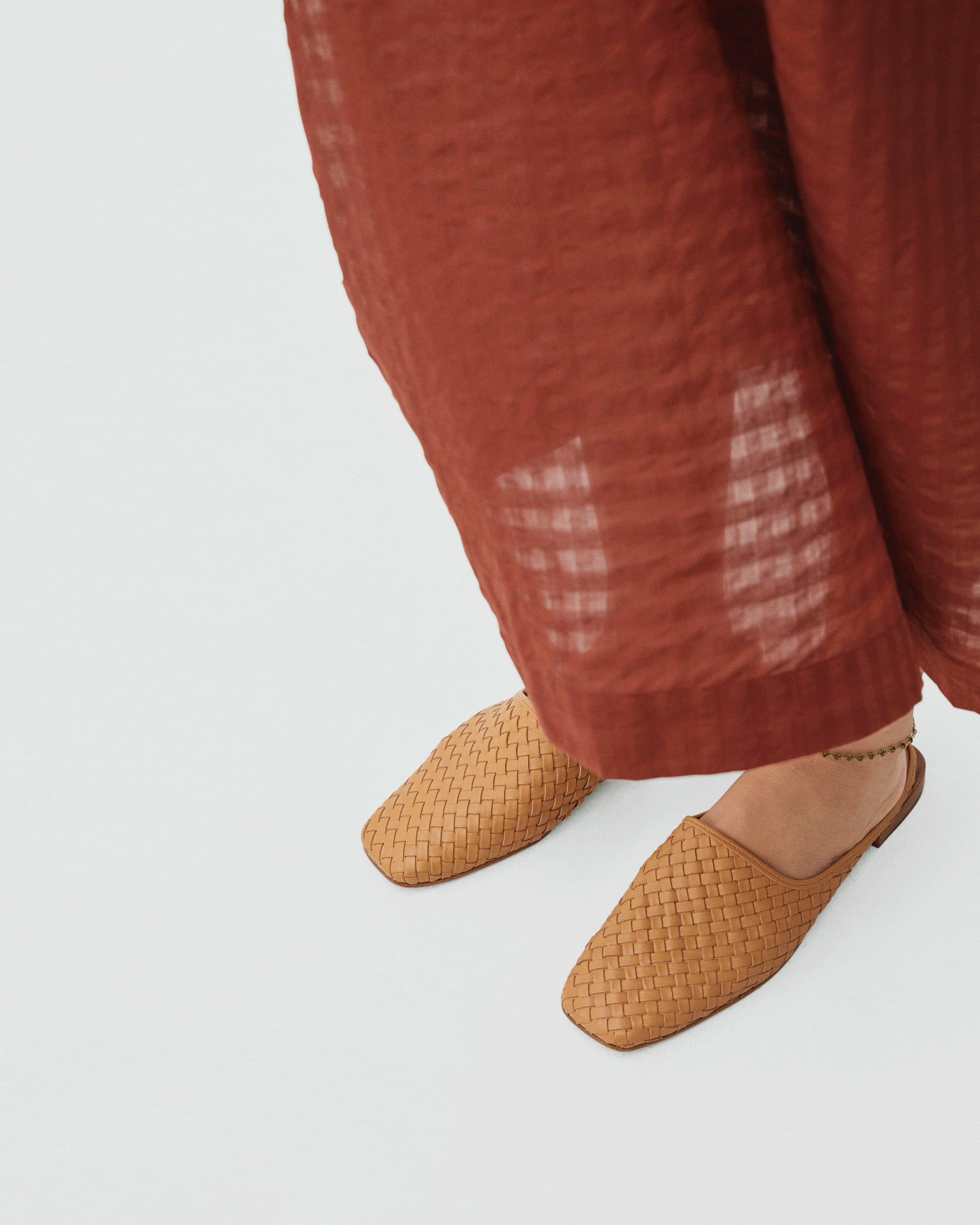 elva woven mule