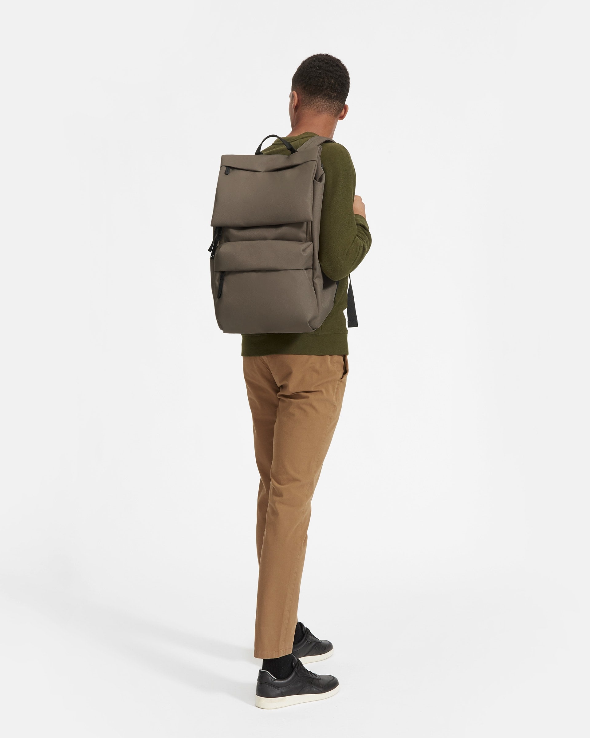 The ReNew Transit Backpack Warm Charcoal – Everlane