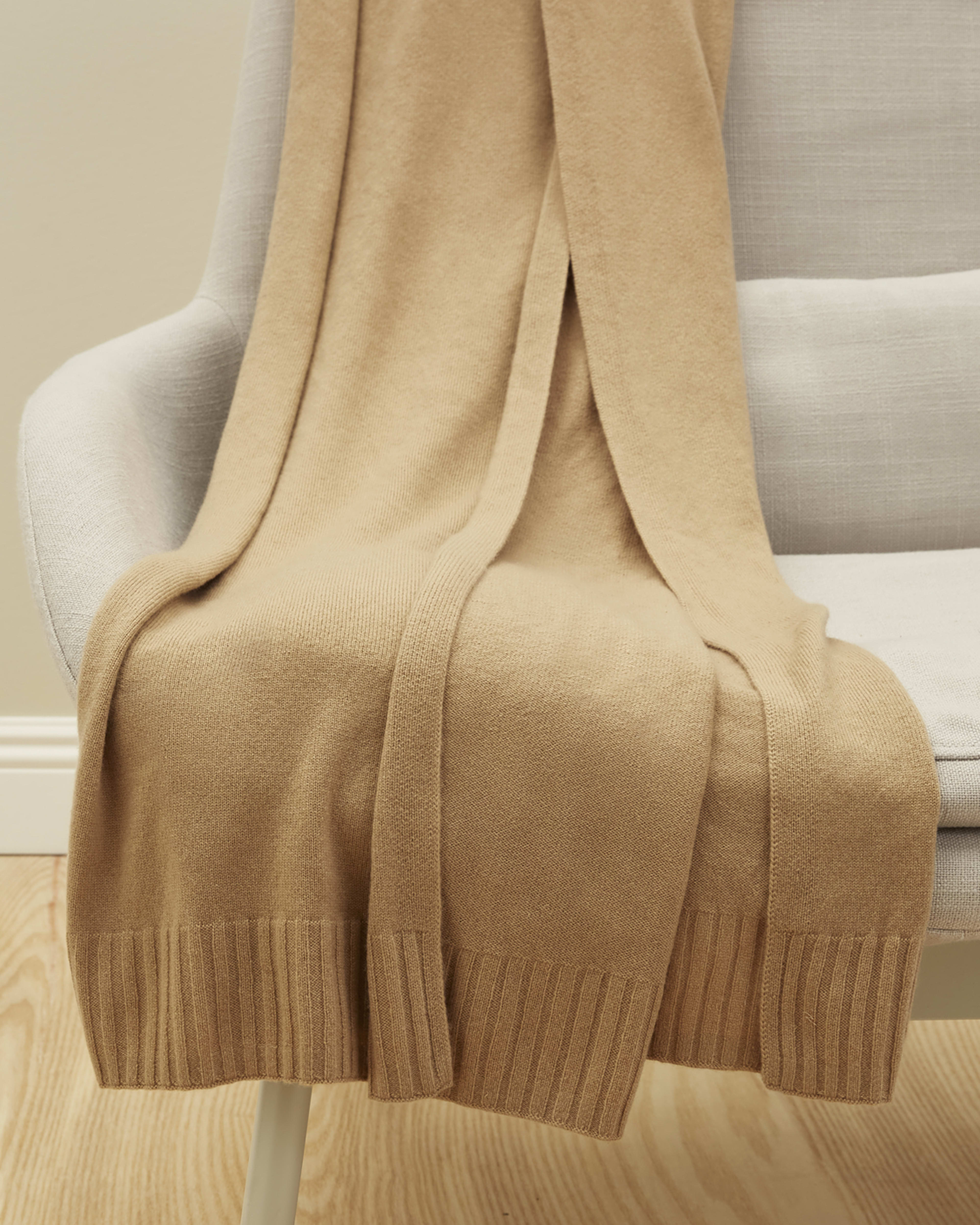 The Cashmere Throw Camel Everlane