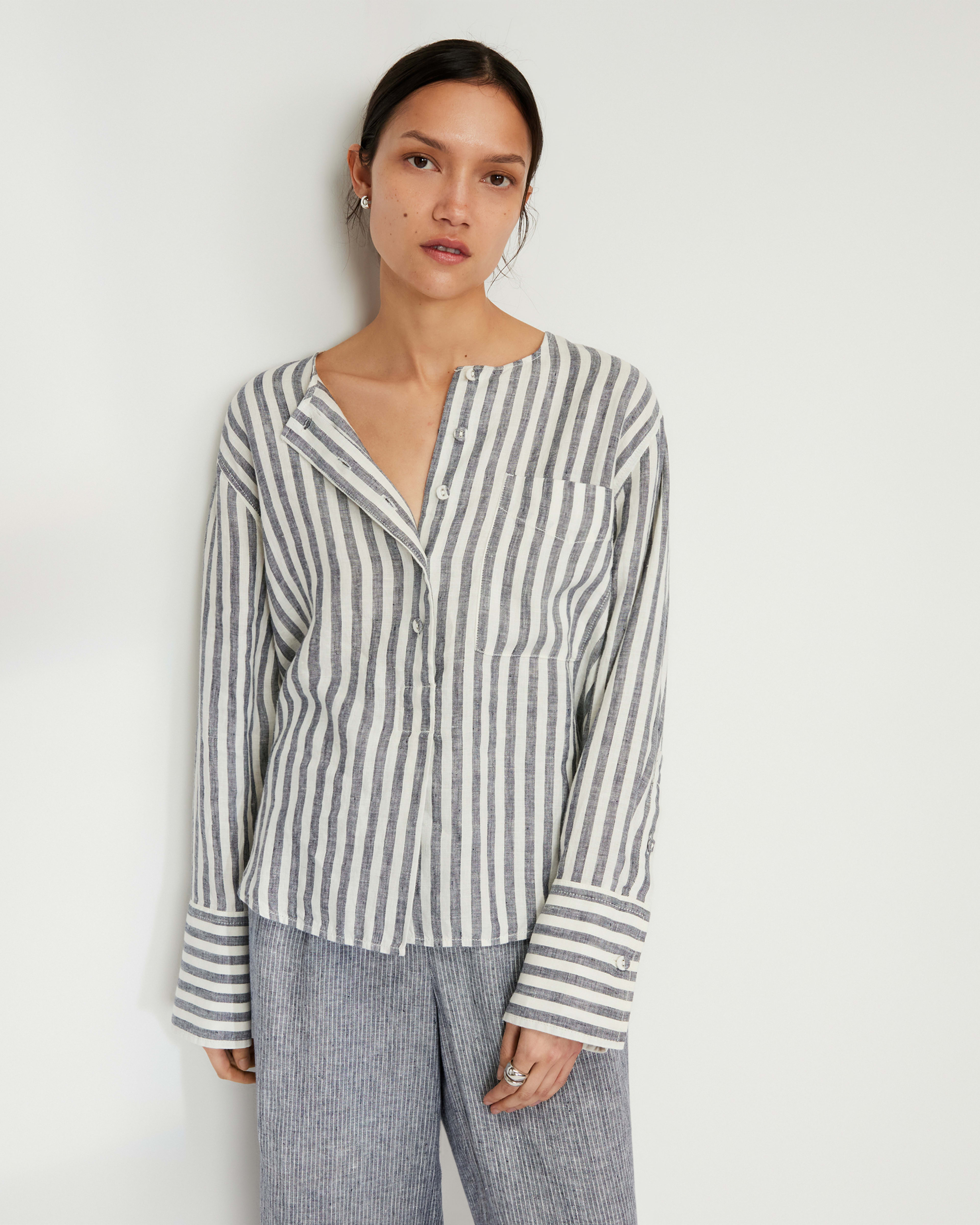 The Linen Popover Shirt Bone / Navy Everlane