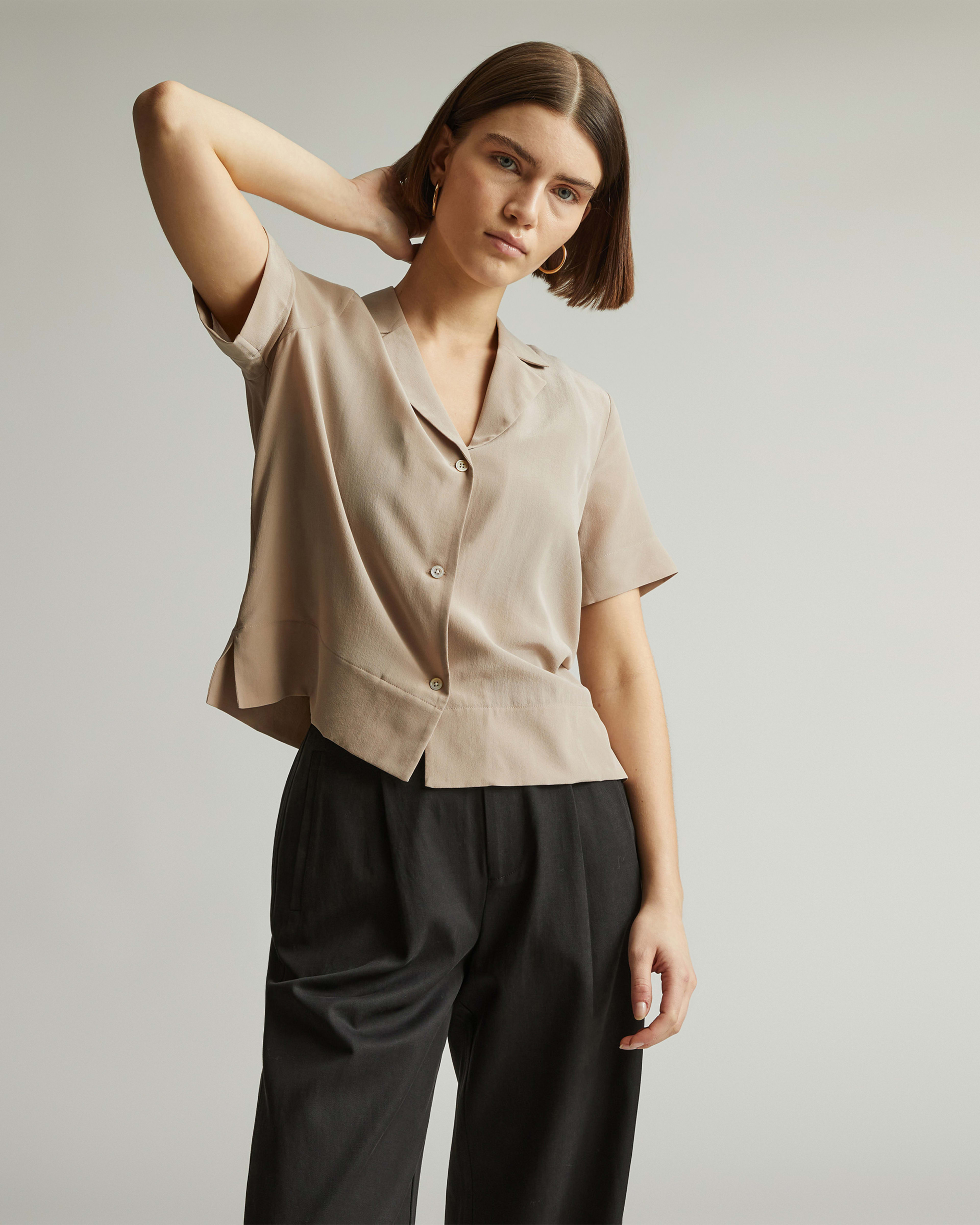 The Washable Clean Silk Short-Sleeve Notch Shirt Burnt Sugar – Everlane