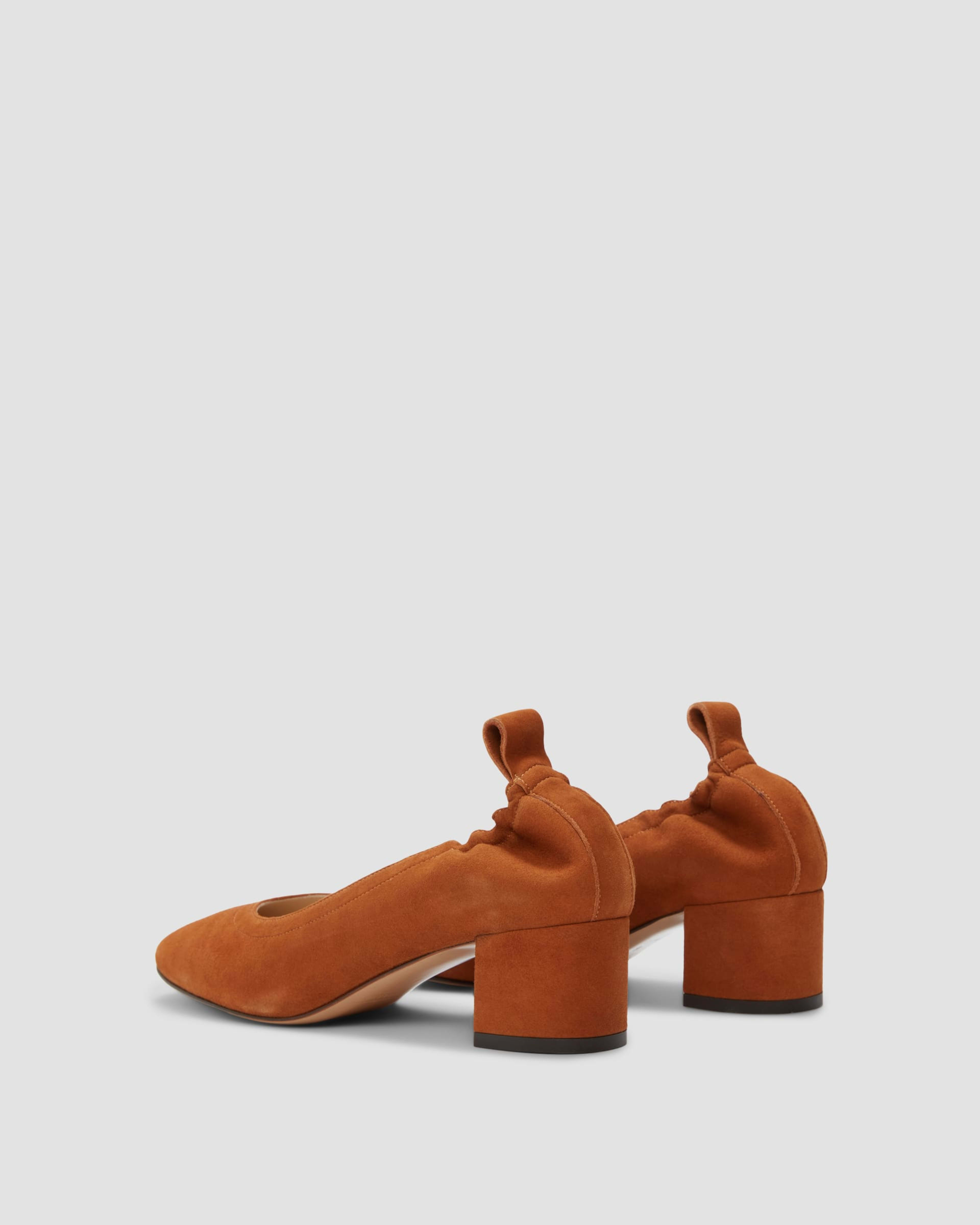 The Day Heel in Narrow Fit Almond Suede – Everlane