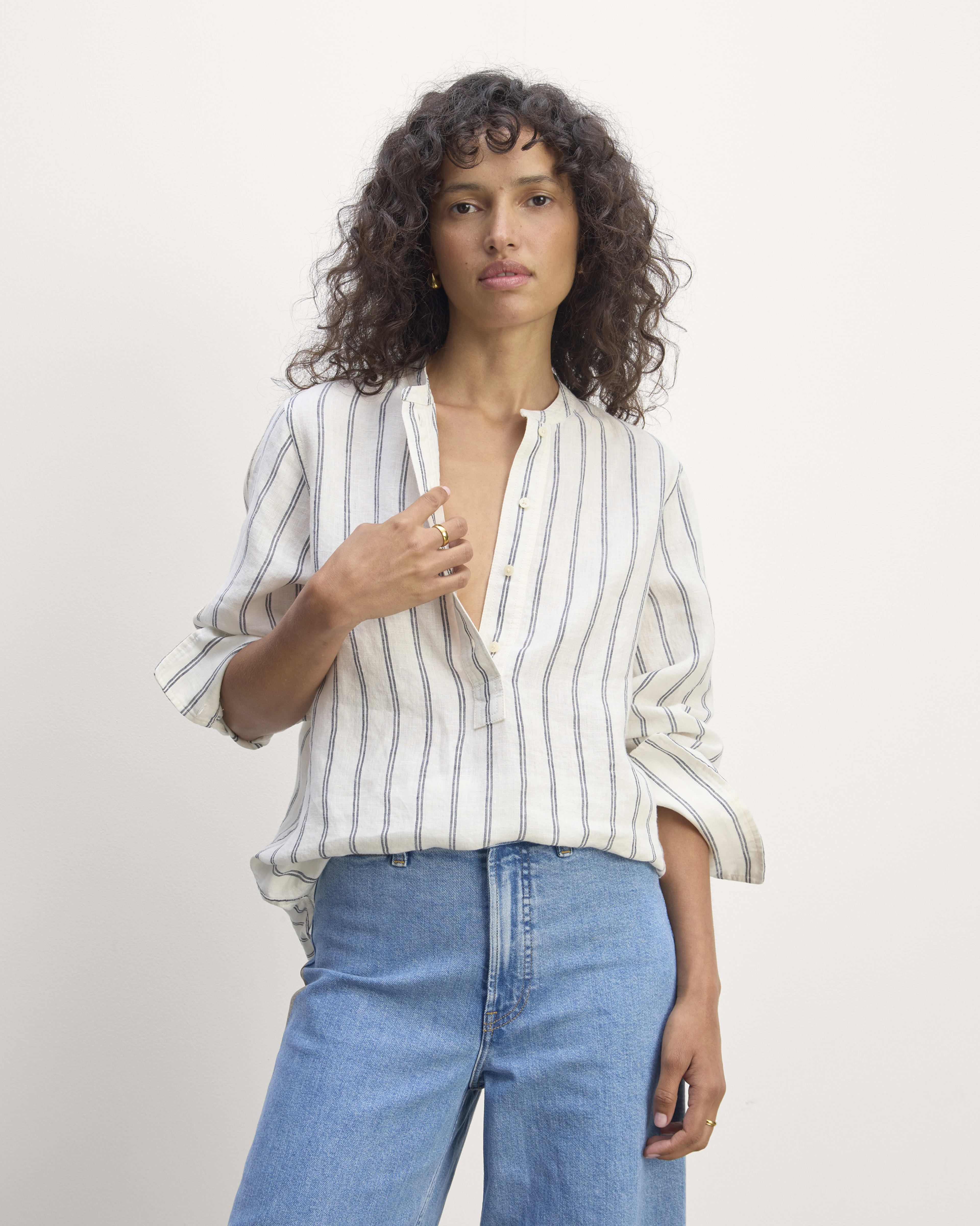 The Henley Shirt in Linen Bone Navy Everlane