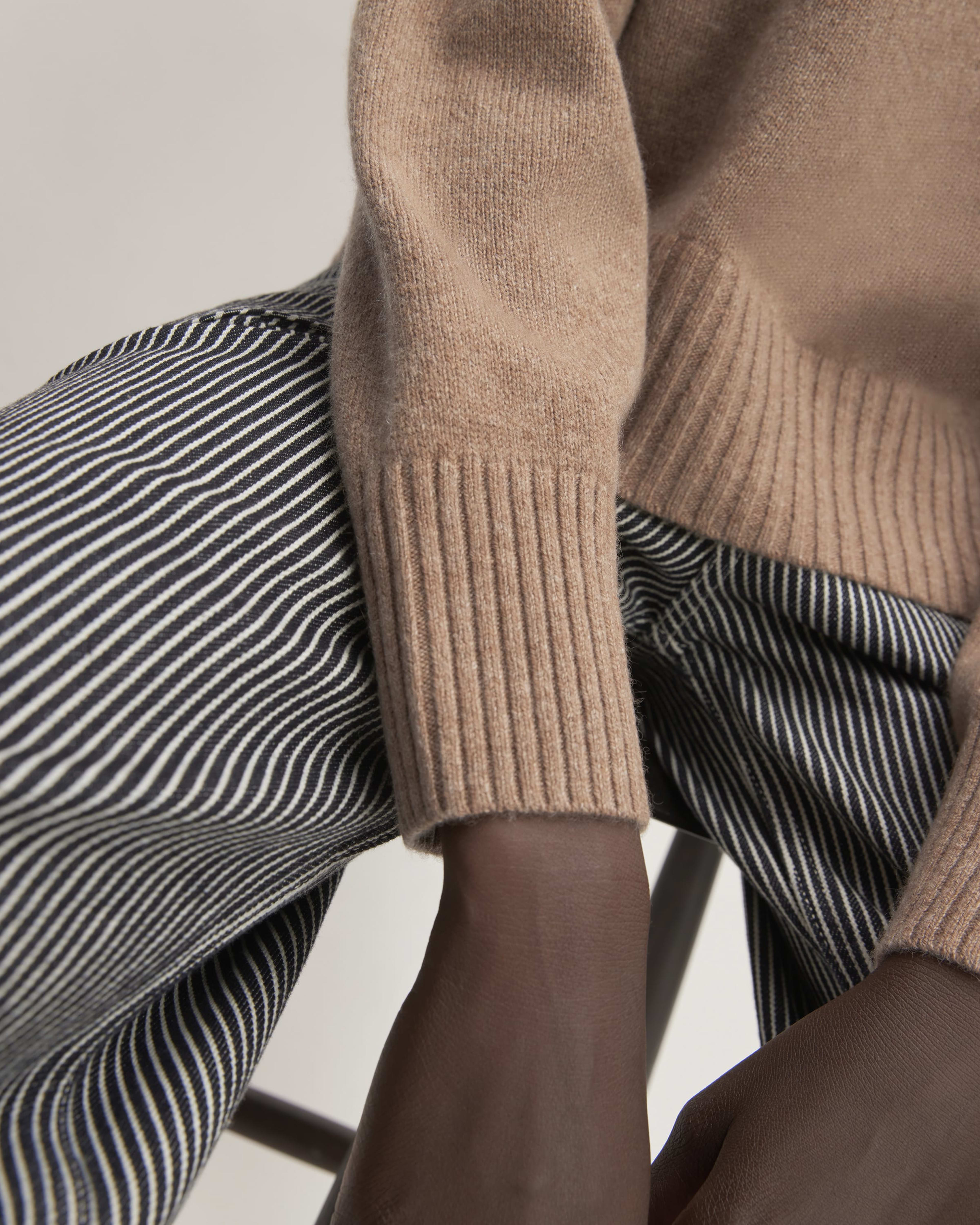 The Boxy Crew in Cashmere Heathered Woodsmoke – Everlane