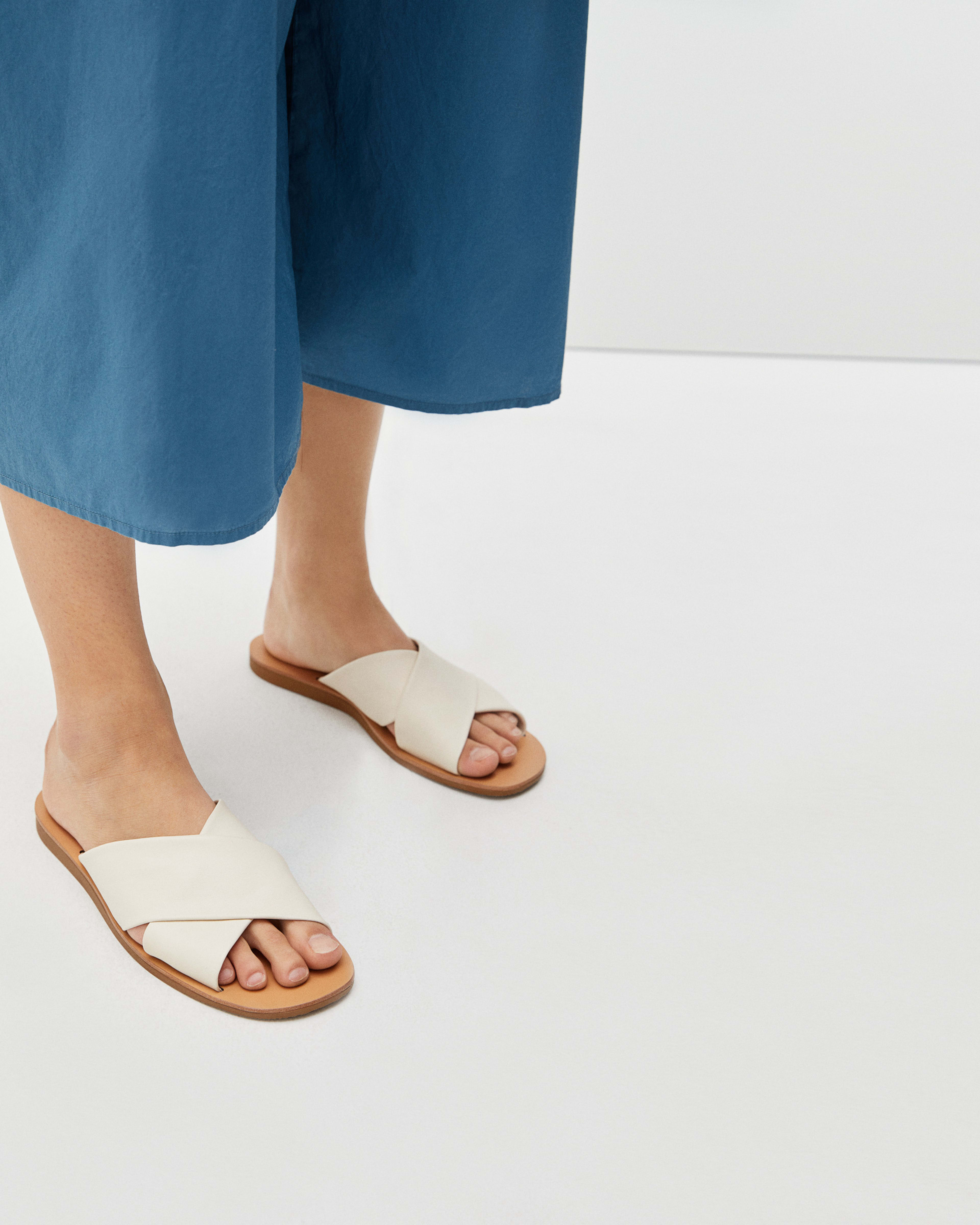 Everlane flip flops online