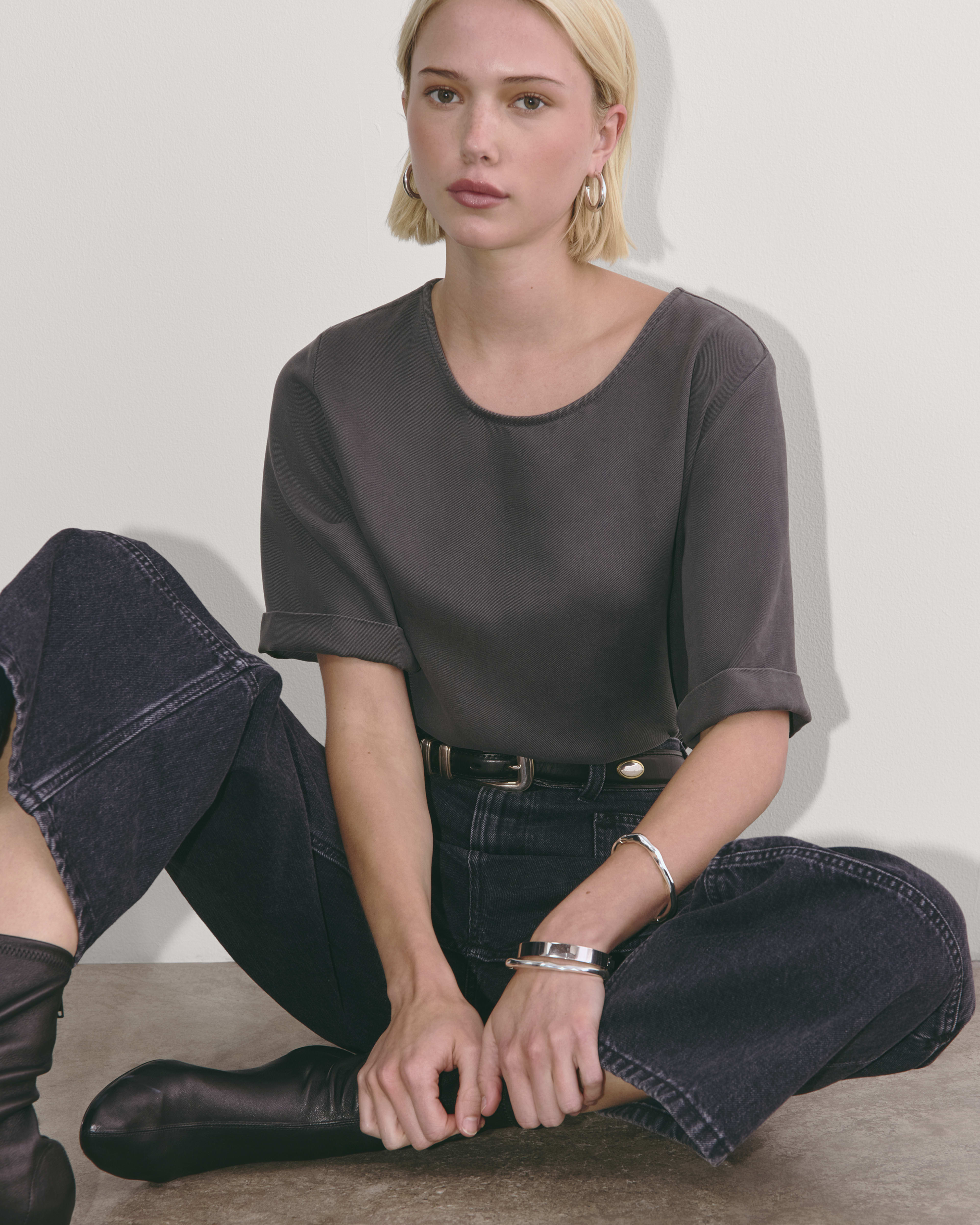 The Relaxed Tee in Buttersoft Graphite – Everlane