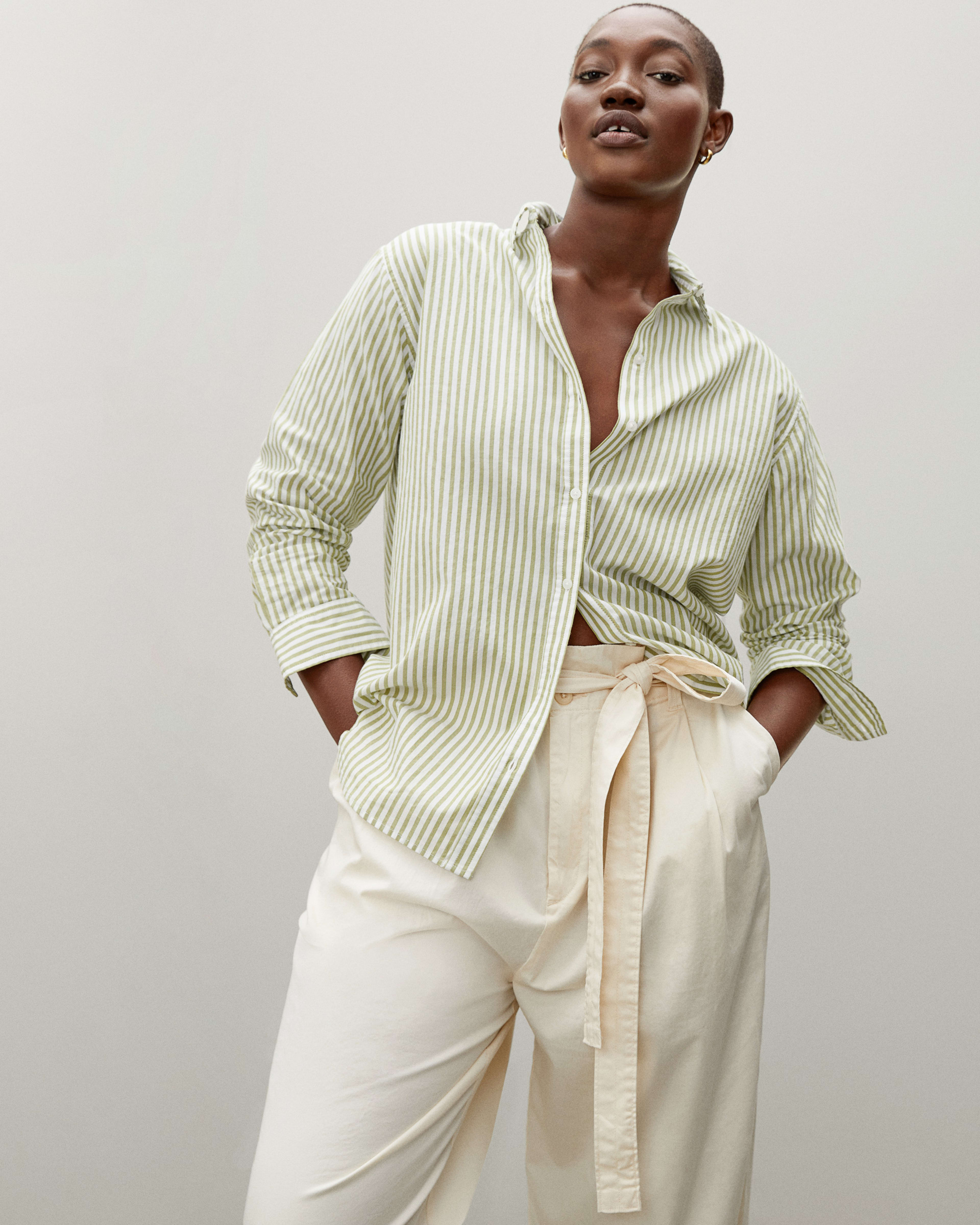 The Silky Cotton Relaxed Shirt White / Pear – Everlane
