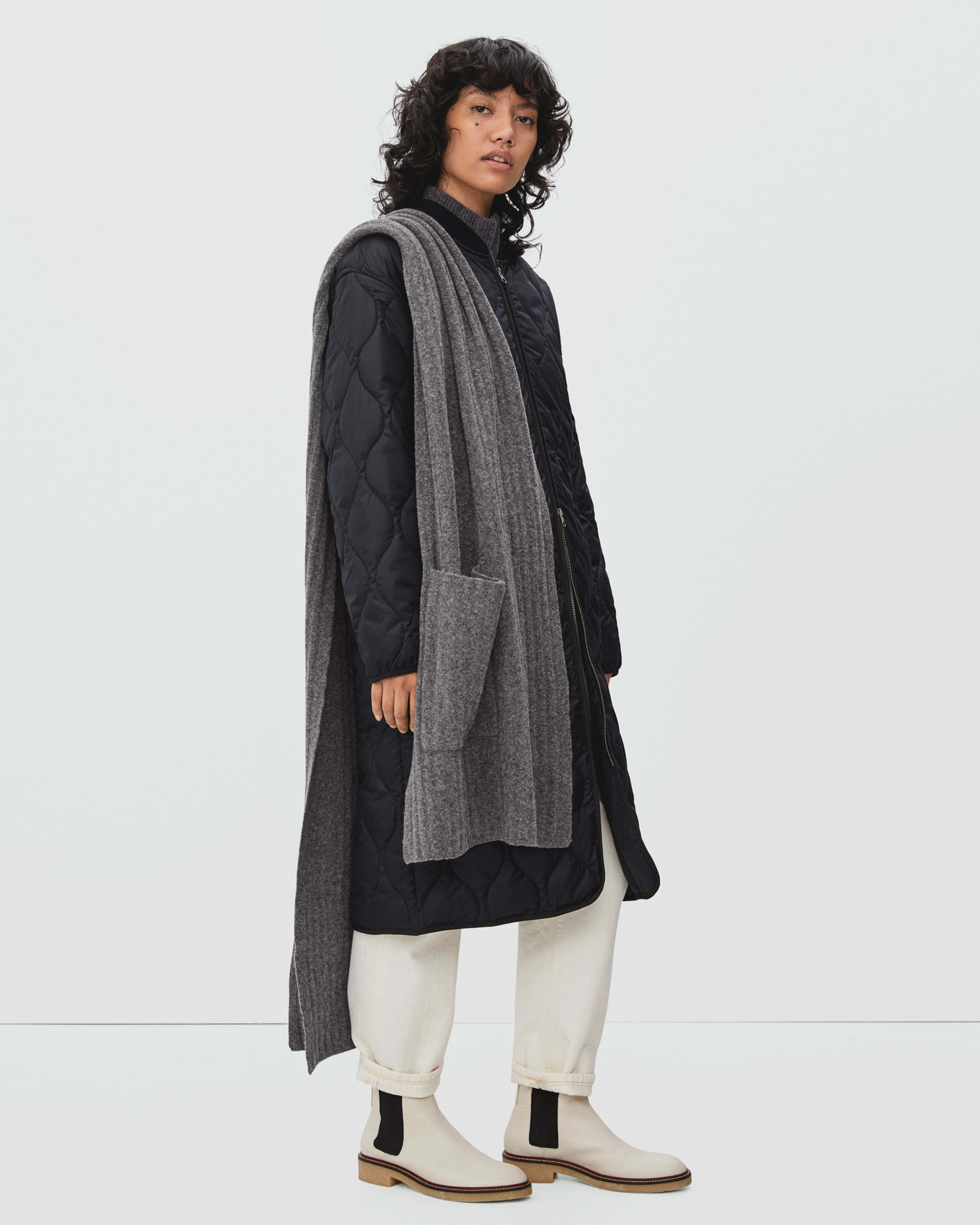 The Cozy-Stretch Pocket Scarf Heathered Charcoal – Everlane