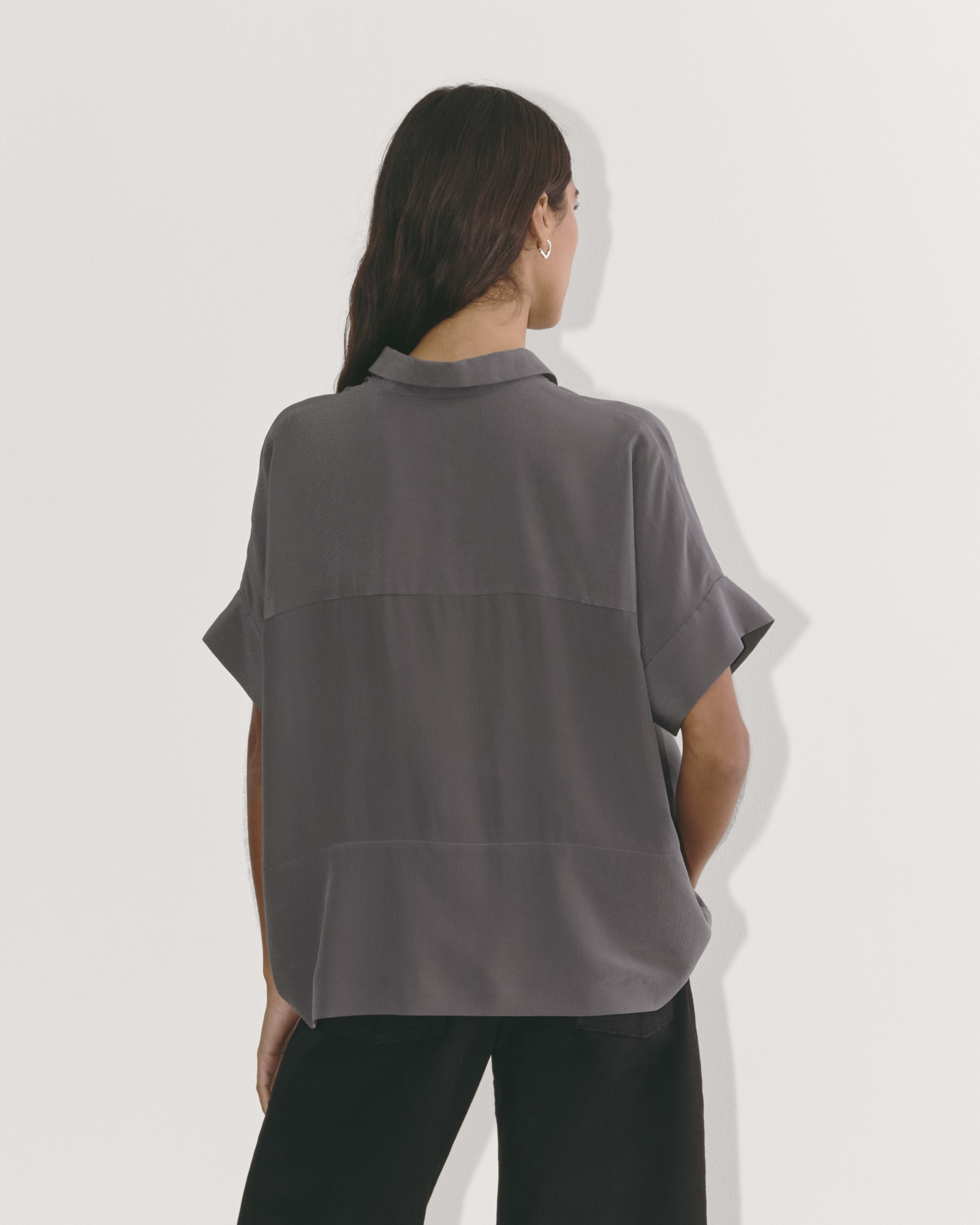 The Boxy Shirt in Washable Silk Graphite – Everlane